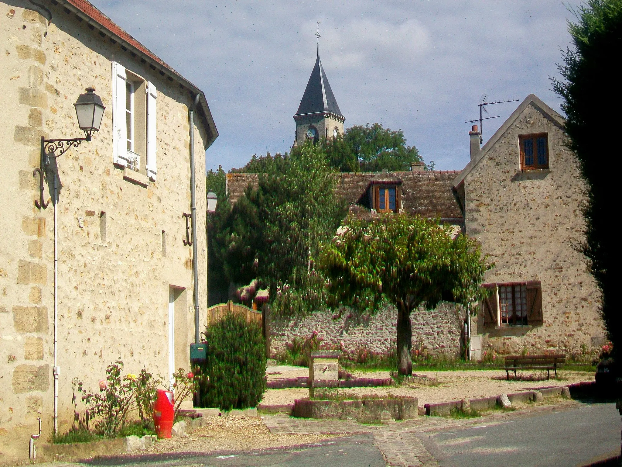 Photo showing: La fontaine de la place Albert-Hamot ; vue sur l'église.
