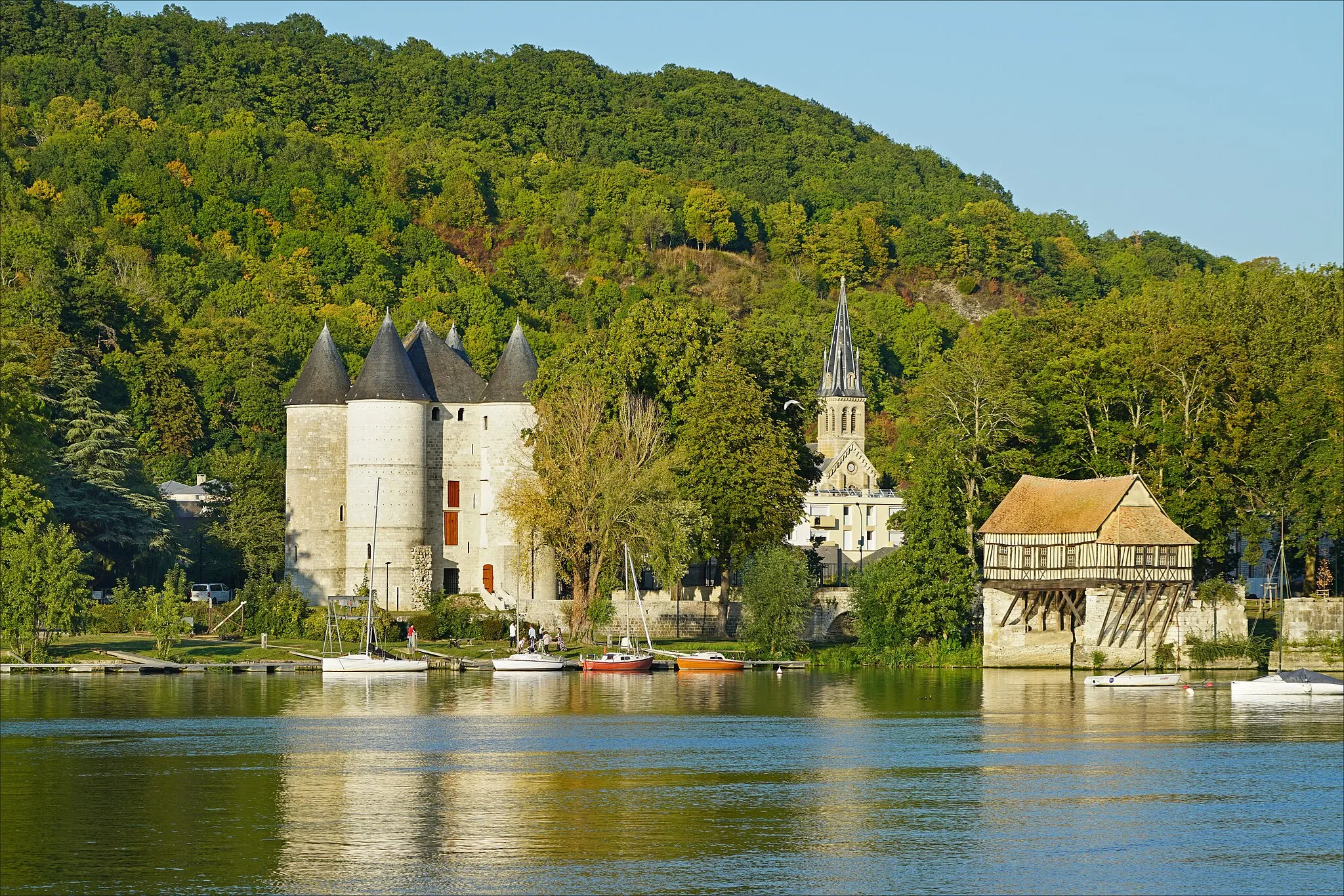 Photo showing: Le château des Tourelles est un édifice du XIIIème siècle, situé à Vernon sur la rive droite de la Seine.
Sur la droite, le Vieux-Moulin est un ancien moulin à eau, construit au XVIème siècle sur les piles d'un pont médiéval du XIIème siècle.
Le château sur Wikipedia
fr.wikipedia.org/wiki/Ch%C3%A2teau_des_Tourelles
Le Vieux-Moulin sur Wikipedia

fr.wikipedia.org/wiki/Le_Vieux-Moulin_(Vernon)