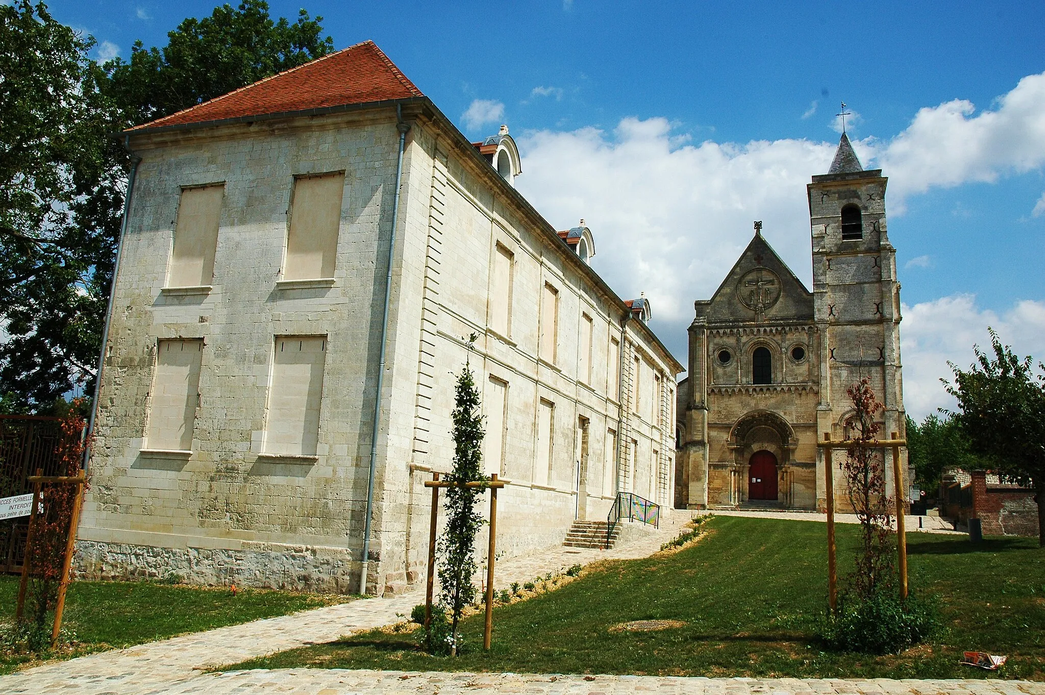 Photo showing: Berteaucourt-les-Dames (Somme, France).

L'abbaye et l'église.