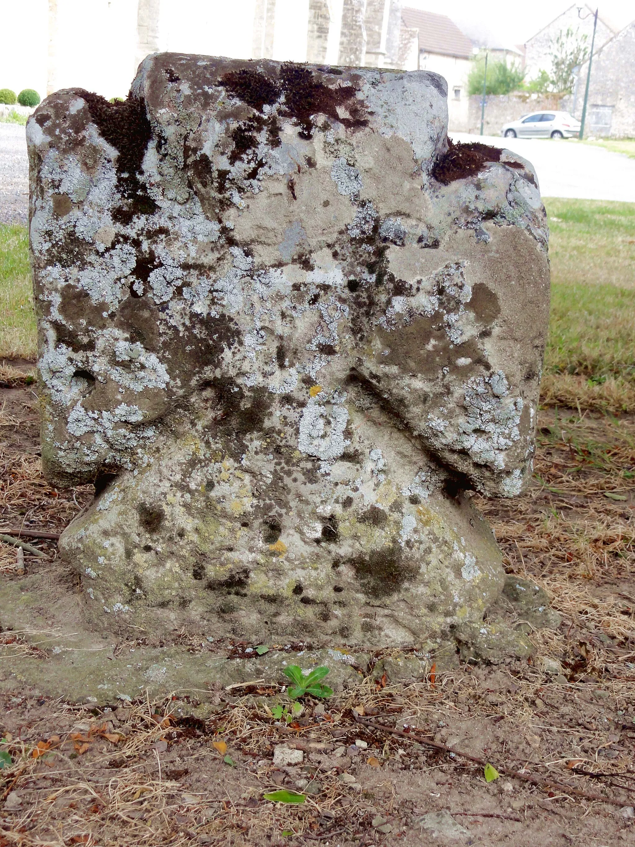 Photo showing: Croix pattée près de l'église.