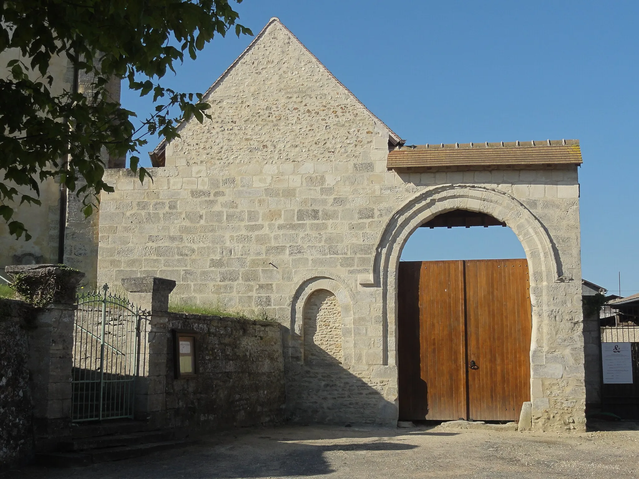 Photo showing: Portail de la ferme du prieuré, à côté de l'église.