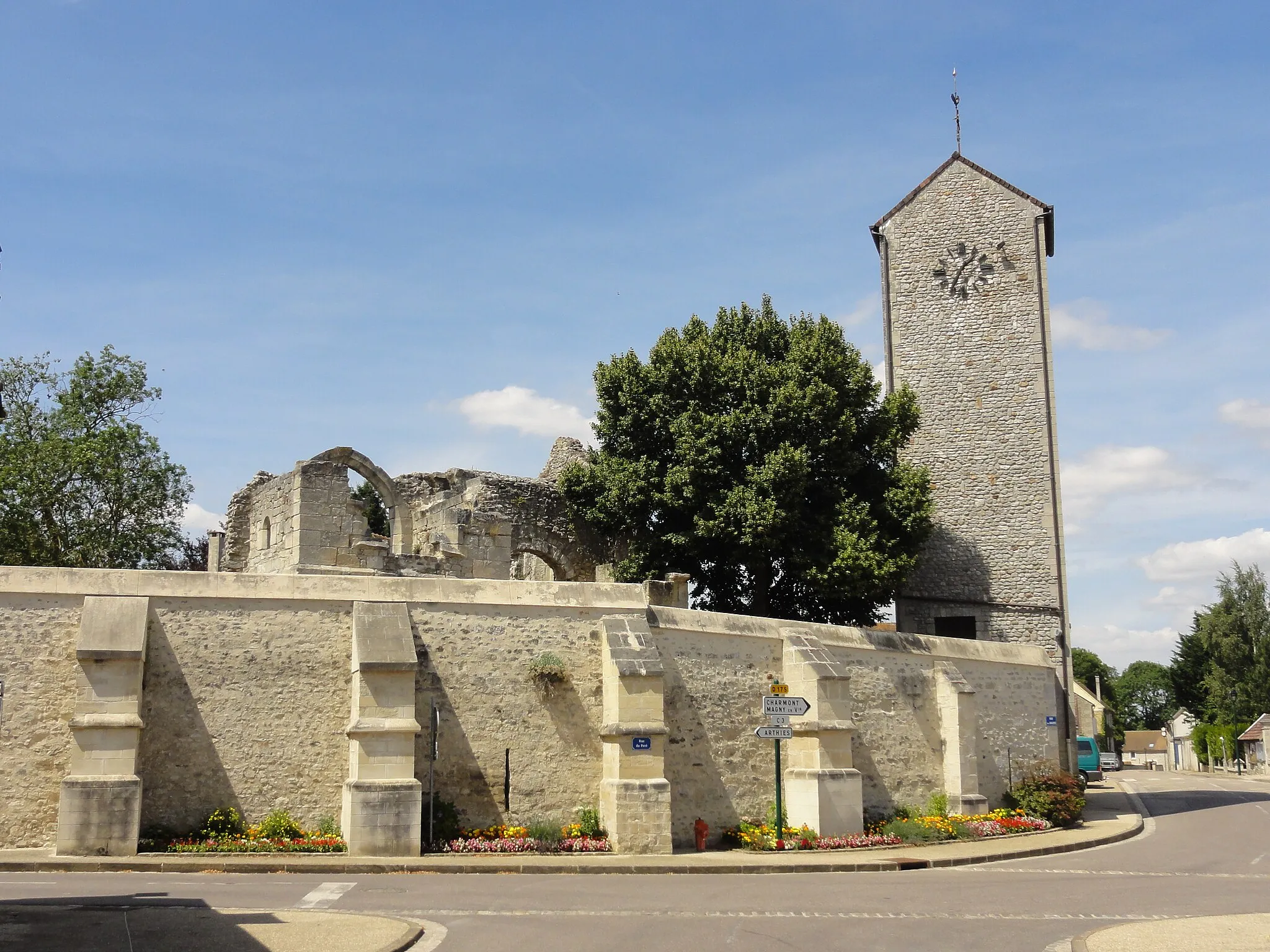 Photo showing: Mur du cimetière et clocher de la nouvelle église.