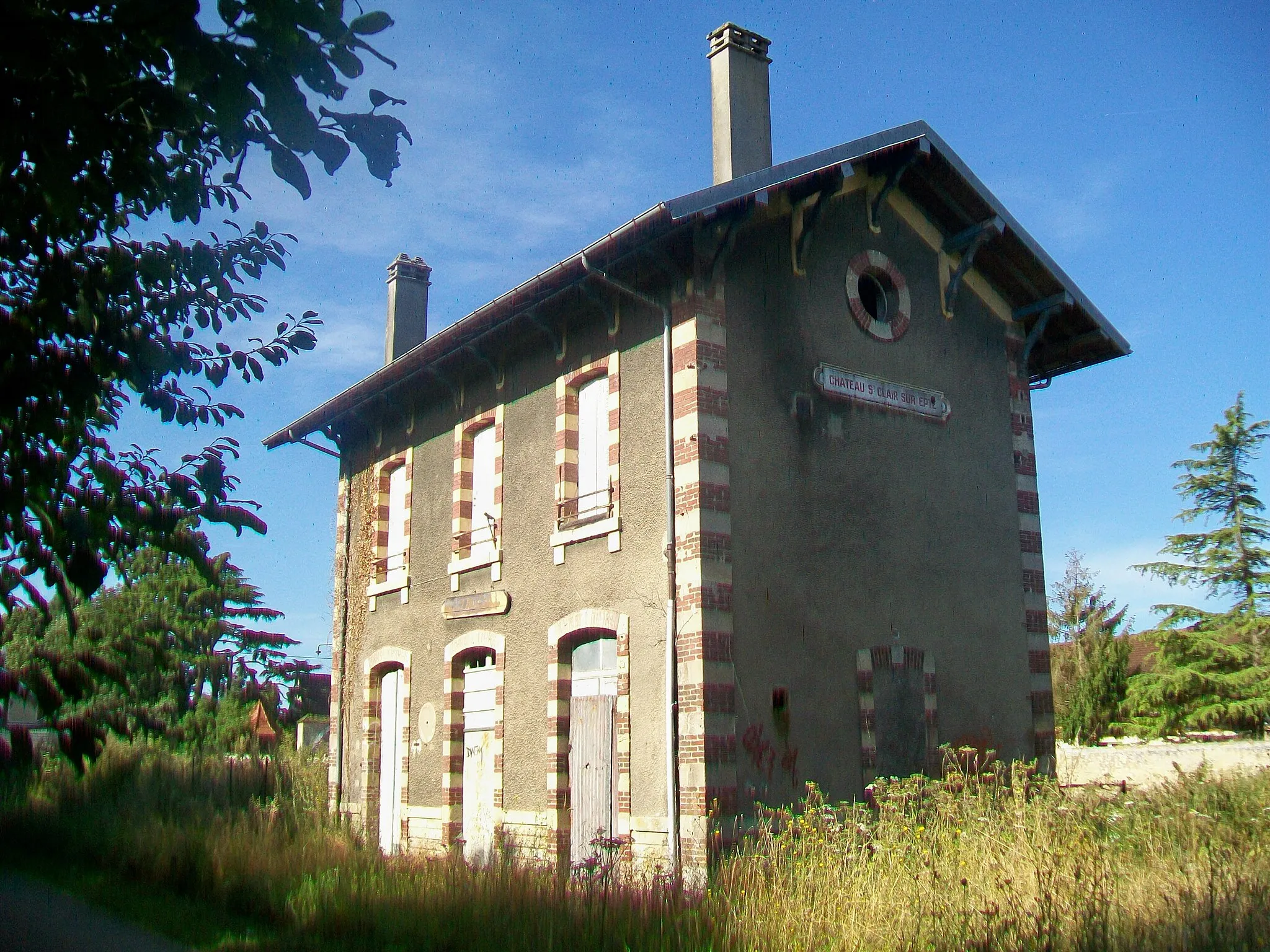 Photo showing: Le bâtiment voyageurs de la gare de Château - Saint-Clair-sur-Epte, depuis le nord-est.