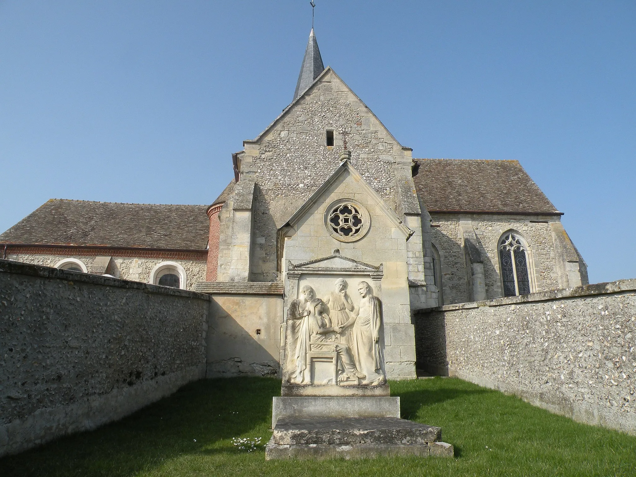 Photo showing: Église Saint Jean-Baptiste d'Énencourt-le-Sec
Tombe de marie louise budin nee sasle 12 mai 1947