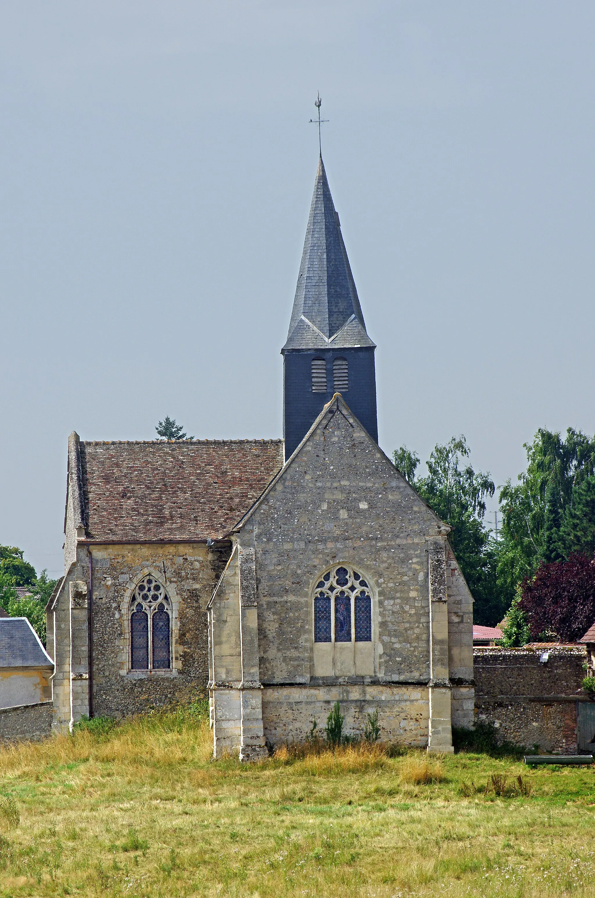 Photo showing: Église Saint Jean-Baptiste.
Les parties les plus anciennes de l’église sont du XIIème siècle. Les fenêtre sont du XVe, XVIe siècle.

Church of St. John the Baptist.

The oldest parts of the church are the twelfth century. The window is the fifteenth, sixteenth century.