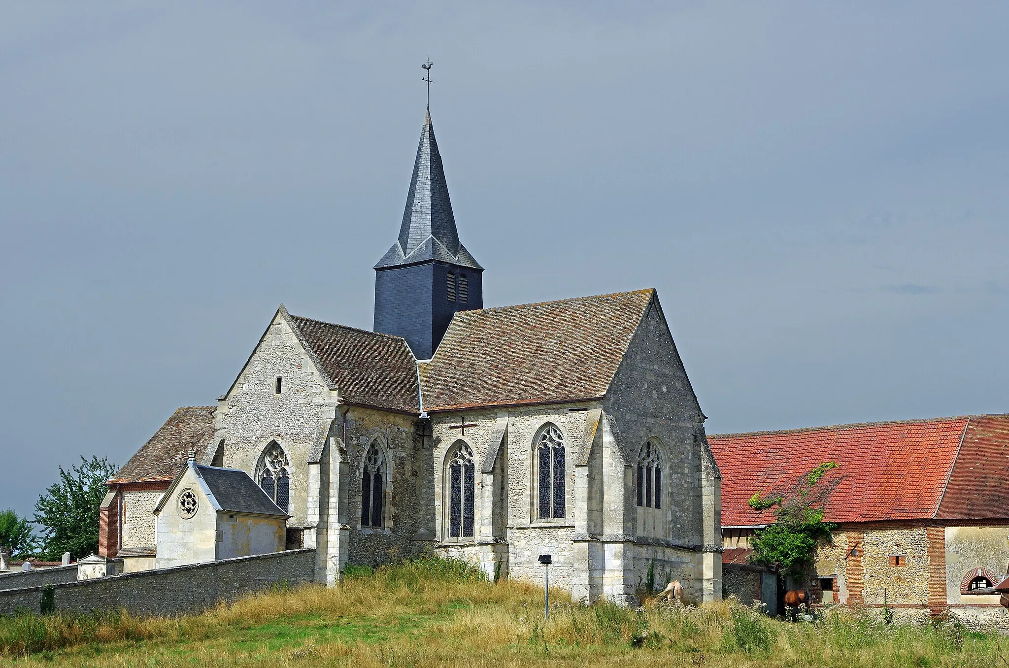 Photo showing: Église Saint Jean-Baptiste.
Les parties les plus anciennes de l’église sont du XIIe siècle. Les fenêtres sont du XVe et XVIe siècle.

Church of St. John the Baptist.

The oldest parts of the church are the twelfth century. The window is the fifteenth, sixteenth century.