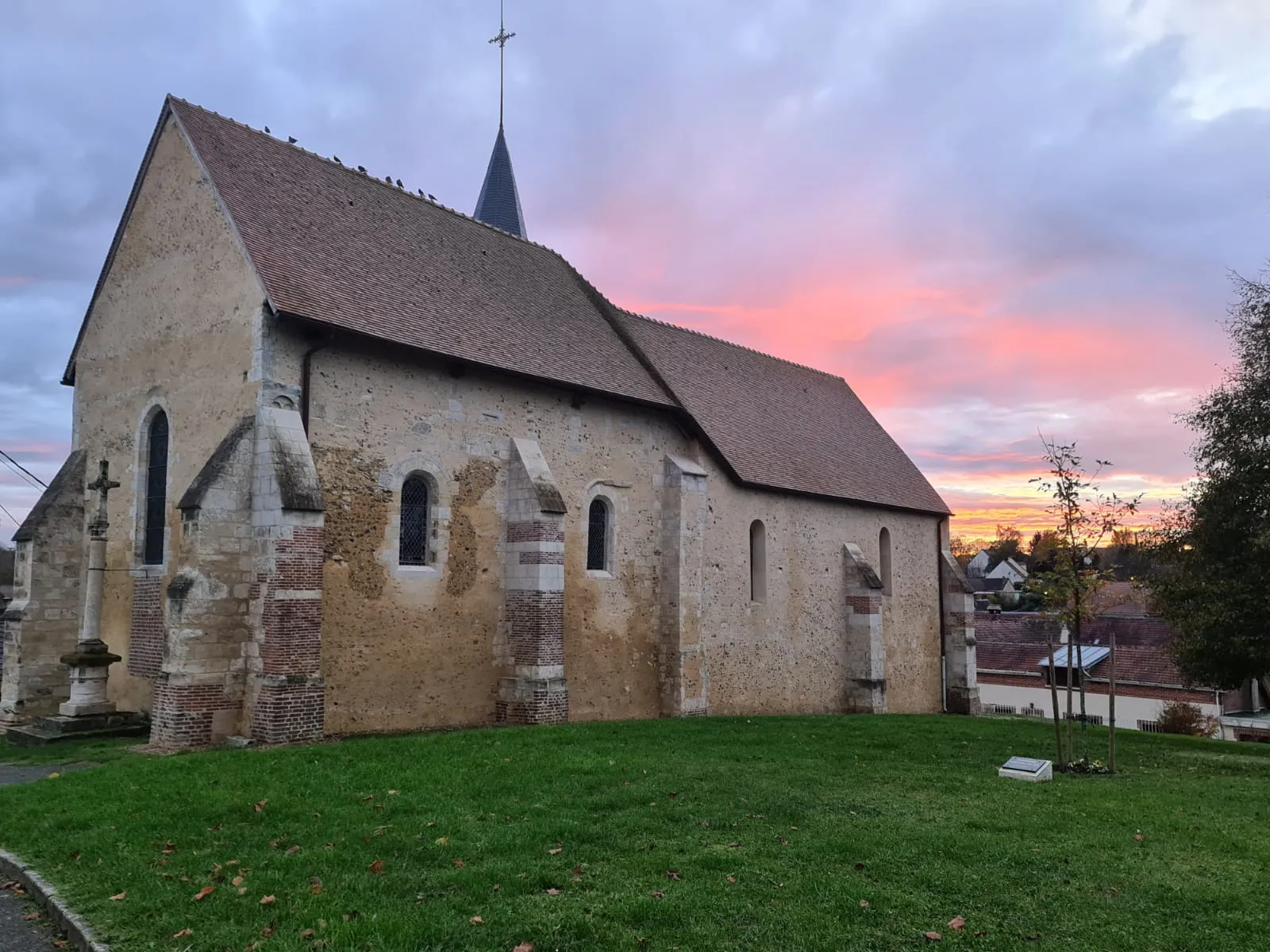 Photo showing: Arrière de l'église avec soleil couchant