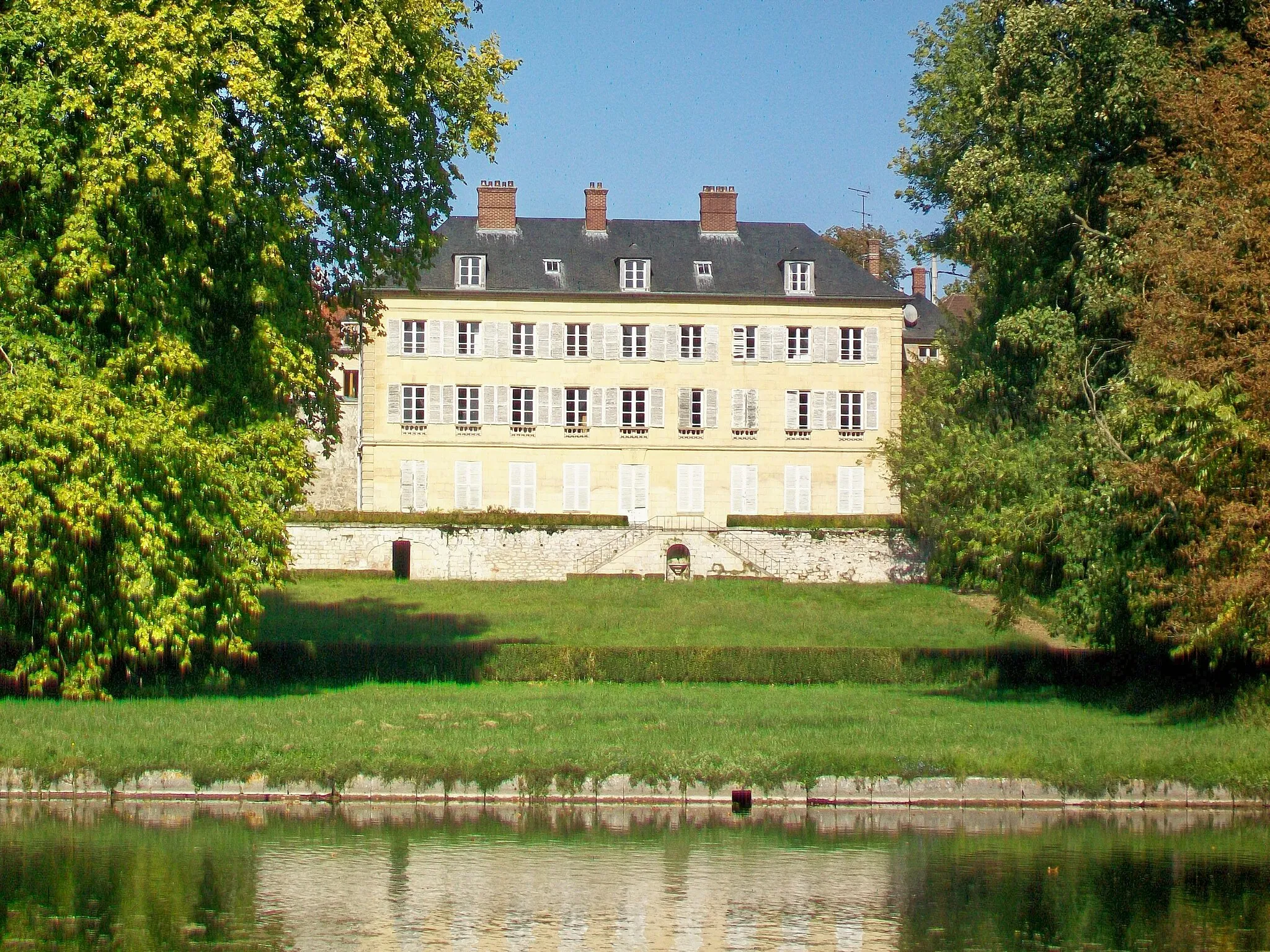 Photo showing: Le manoir « maison Saint-Pierre » dans le parc de Chantilly, propriété de l'Institut et loué à des particuliers, près du point de vue