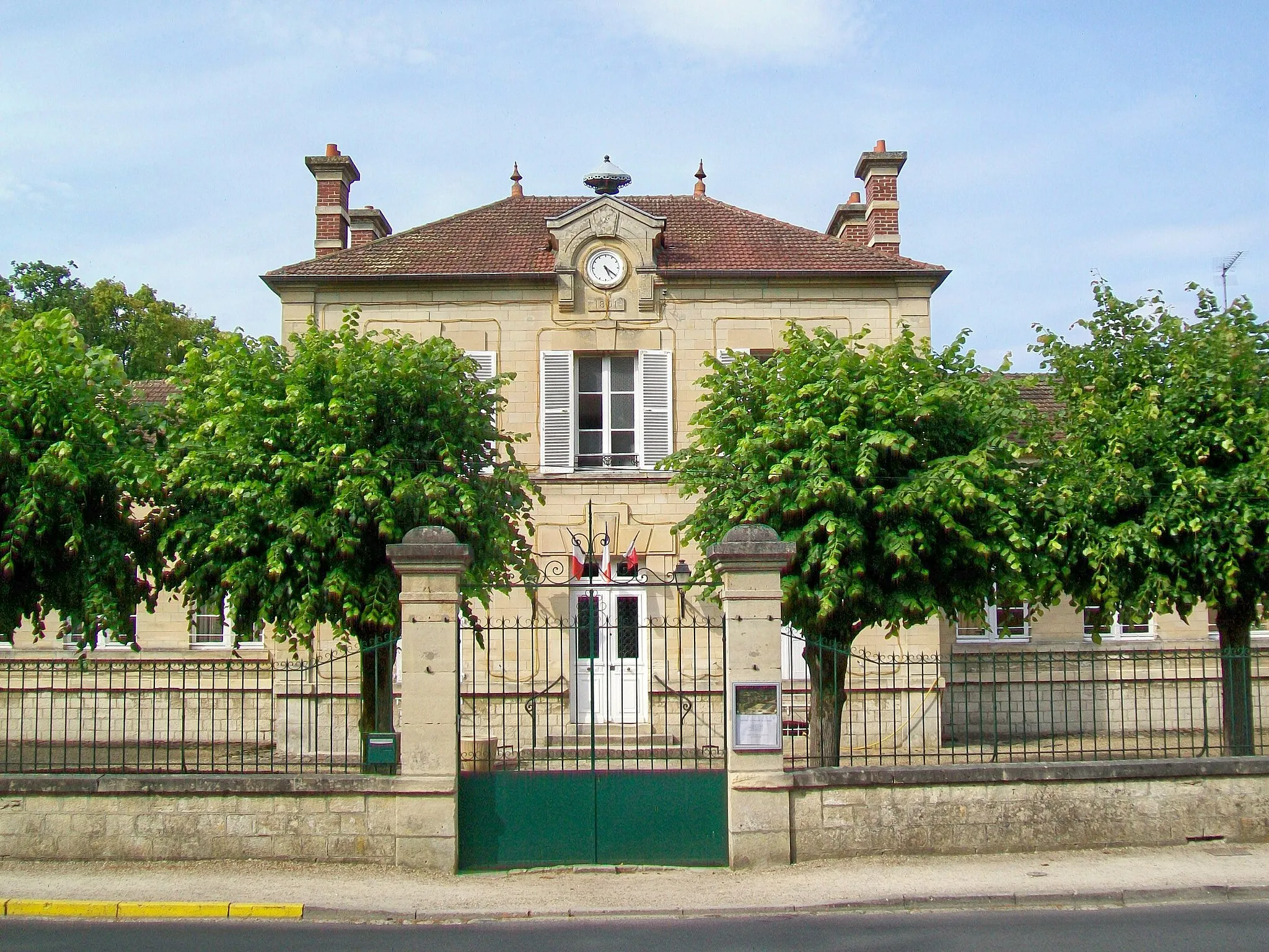 Photo showing: La mairie, situé entre les deux villages historiques dans le quartier du bois de Lude, près du point de vue sur le parc de Chantilly.