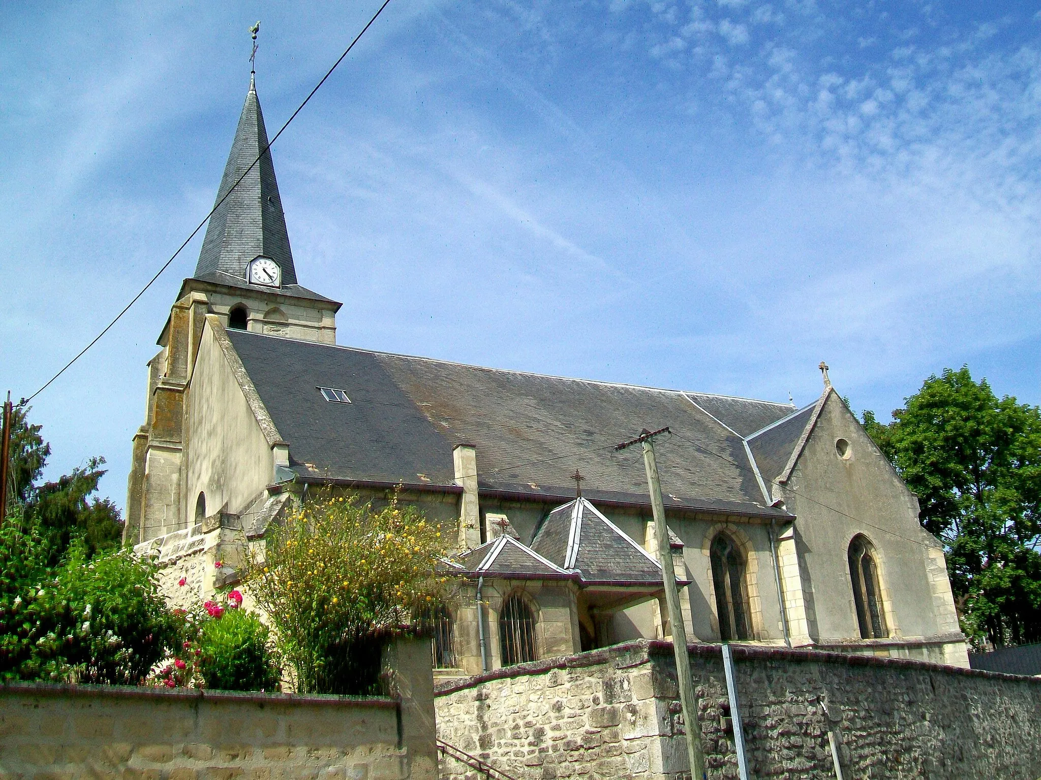 Photo showing: L'église Saint-Firmin, connue pour ses précieux vitraux.