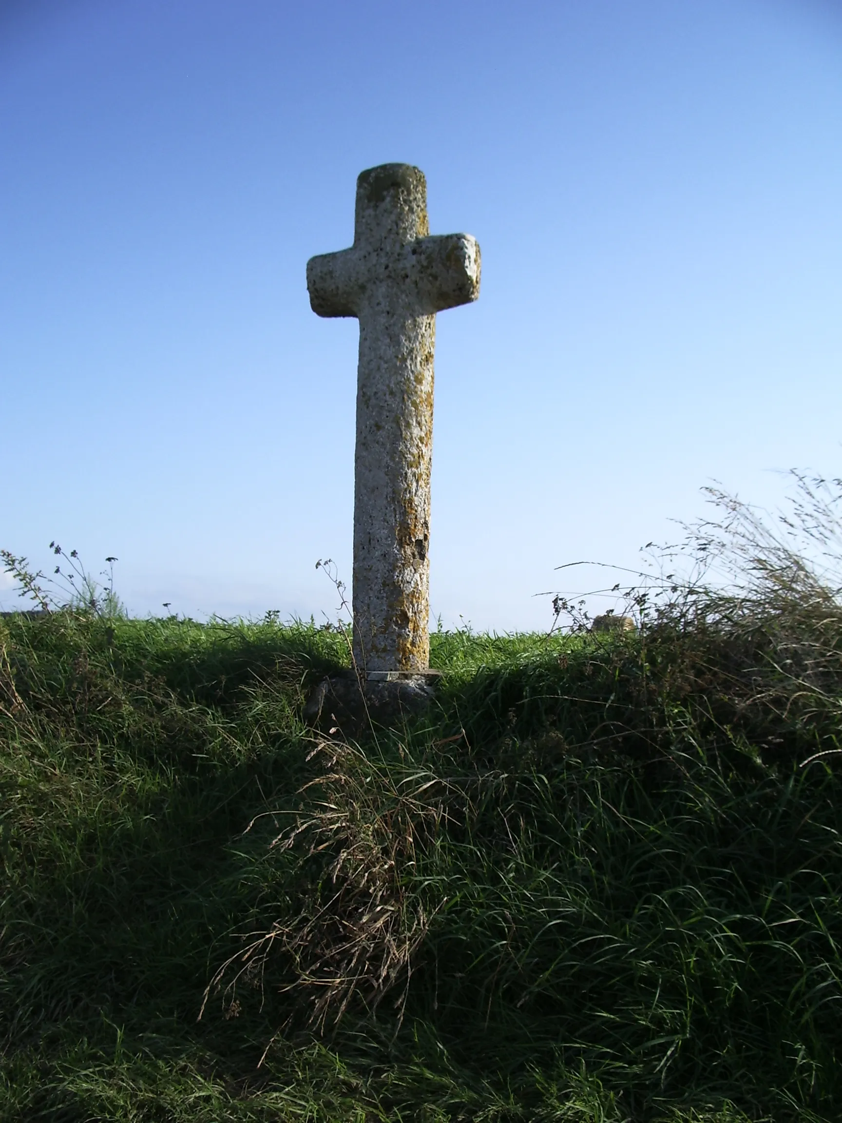 Photo showing: Croix de pierre à Woignarue, Somme, France.