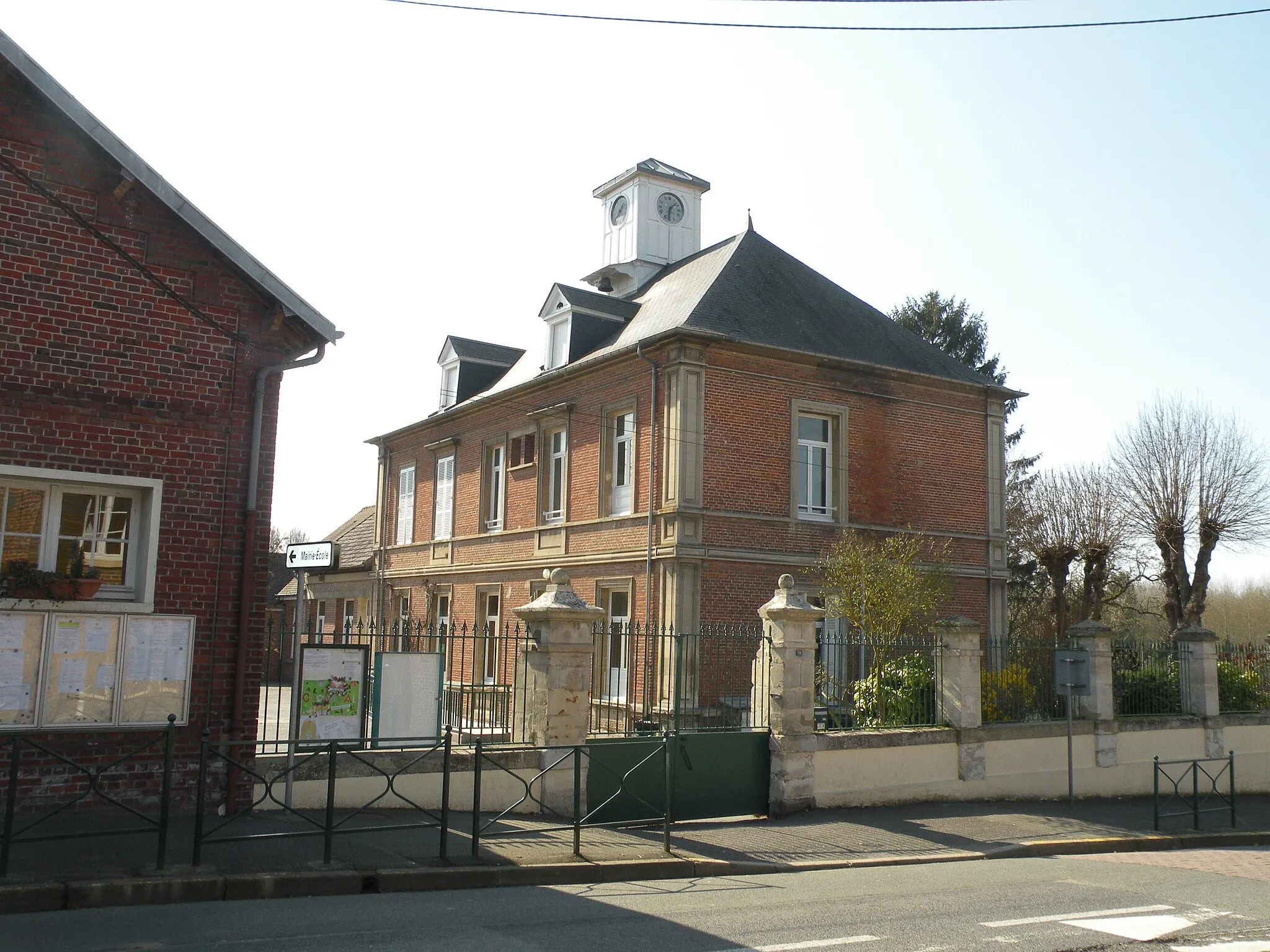 Photo showing: école de Therdonne