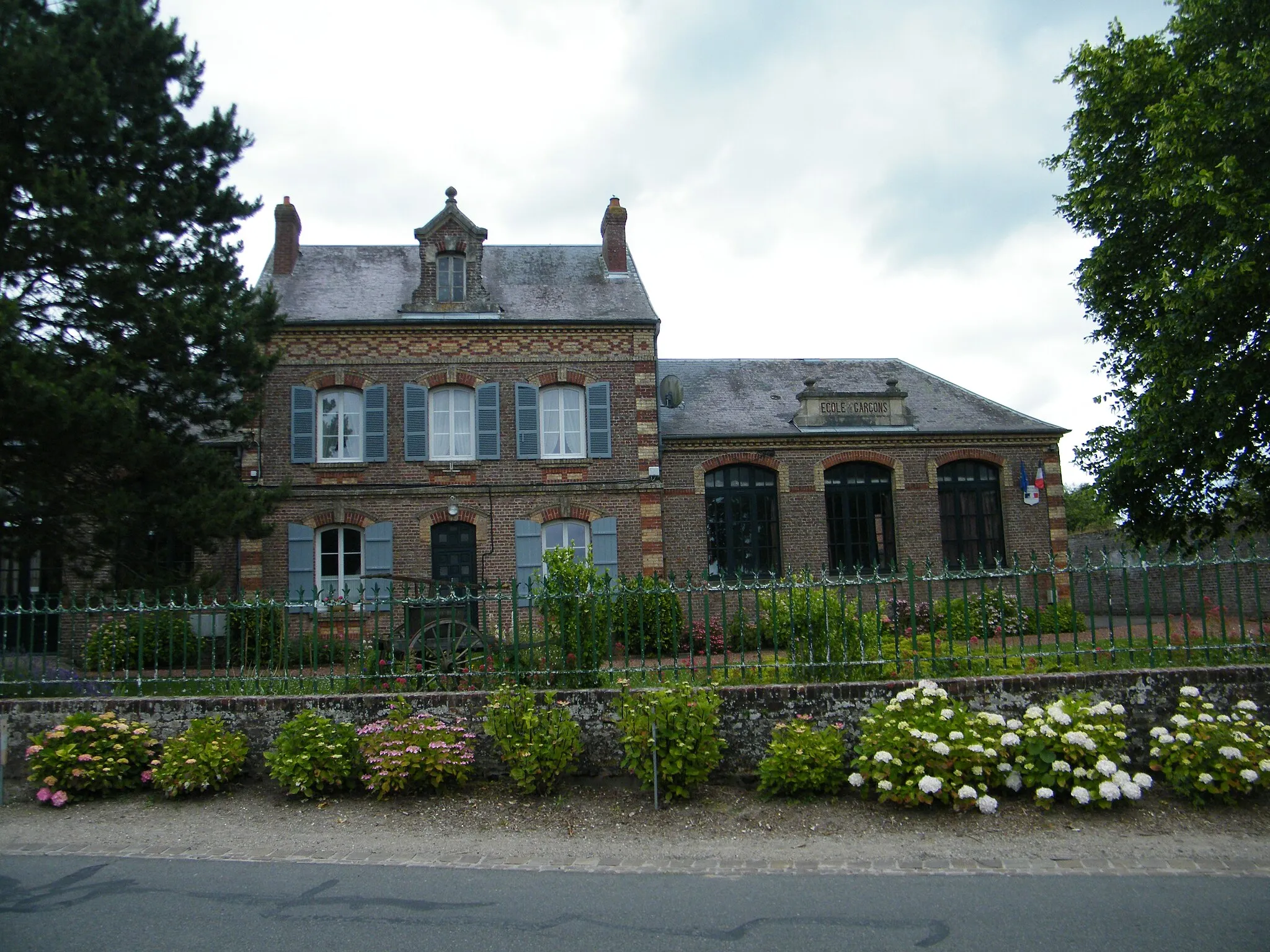 Photo showing: Mairie-école de Ponthoile. L'école à deux classes ferme en juin 2018.