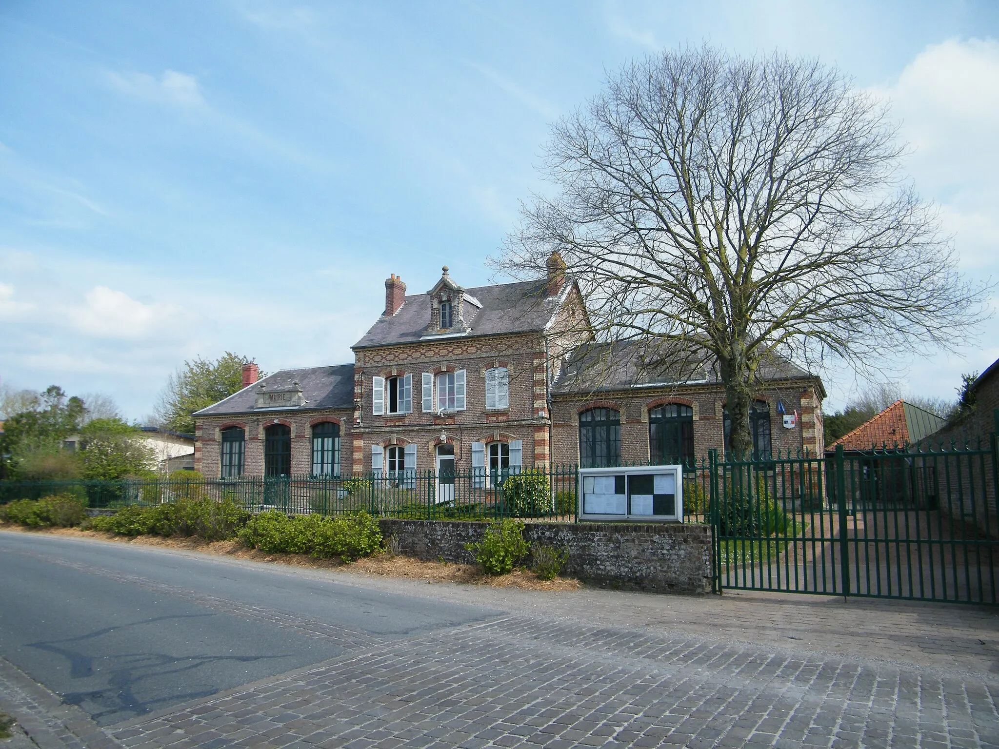 Photo showing: Ponthoile (Somme, France), mairie, ancienne école. À peine visible, à gauche, la salle communale.