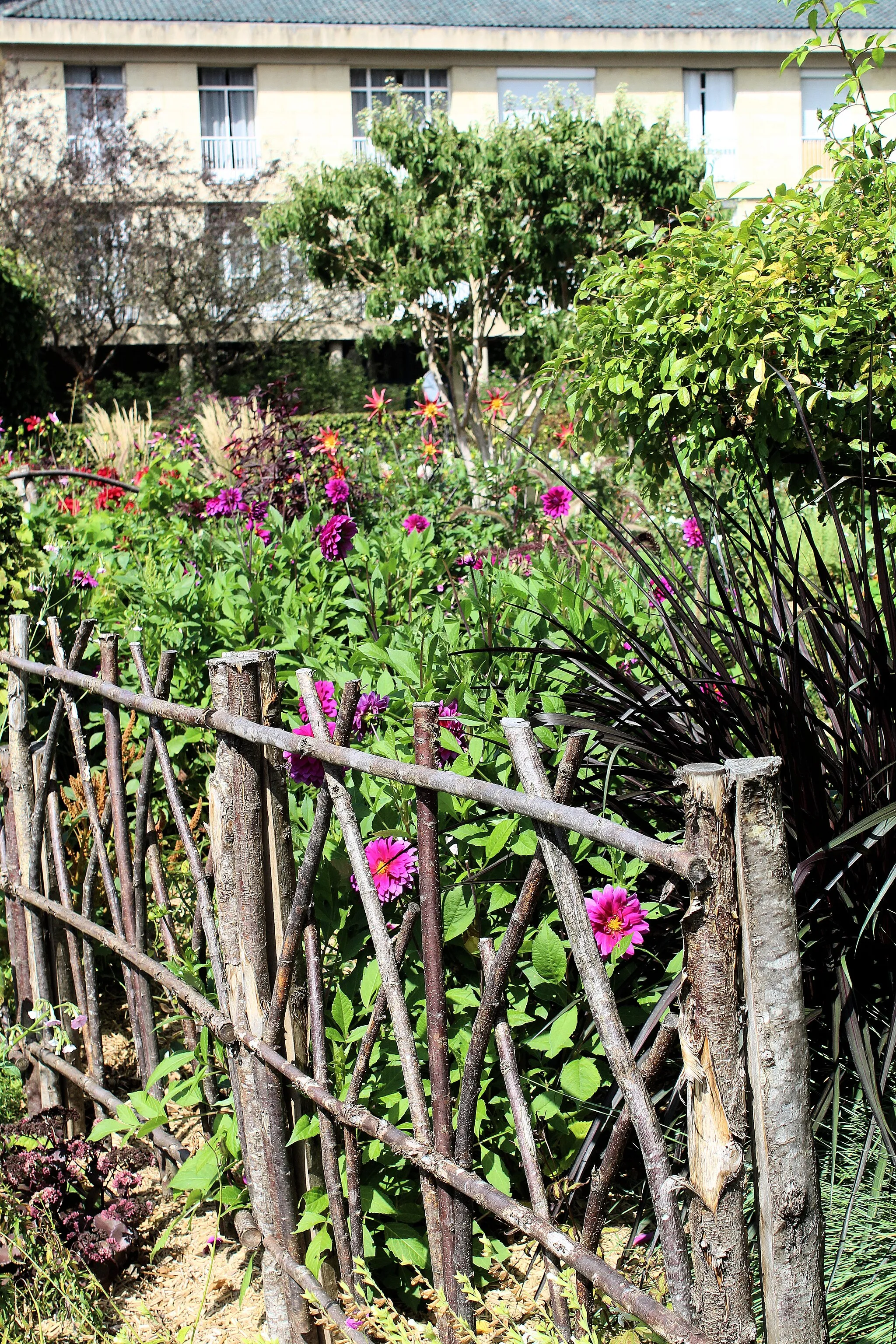 Photo showing: Beauvais, garden at the church Saint-Étienne