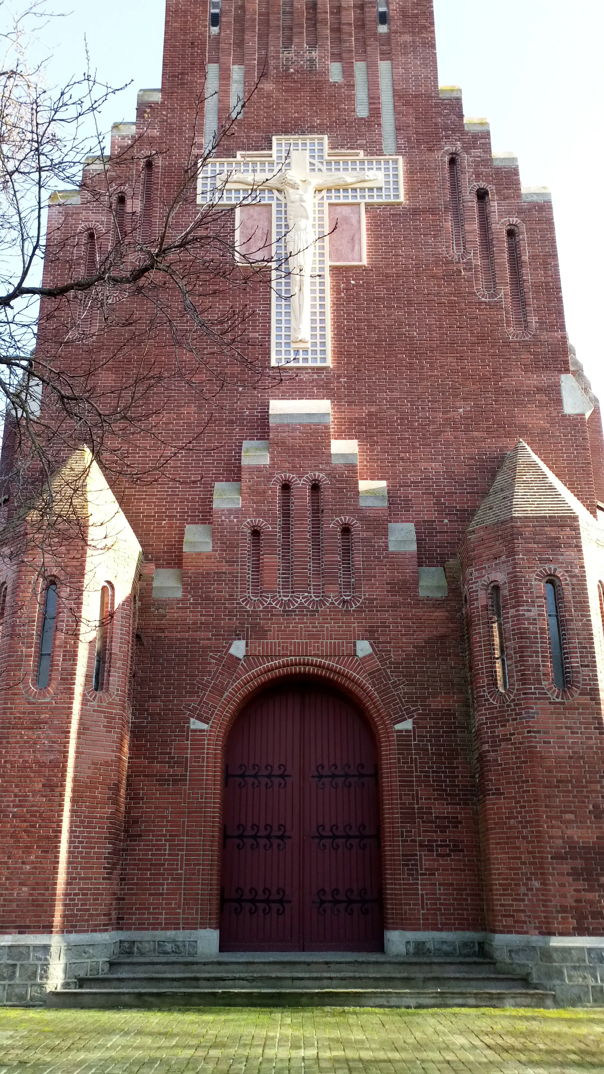 Photo showing: Lamotte-Warfusée, église Saint-Pierre, portail et Christ en croix de la façade.