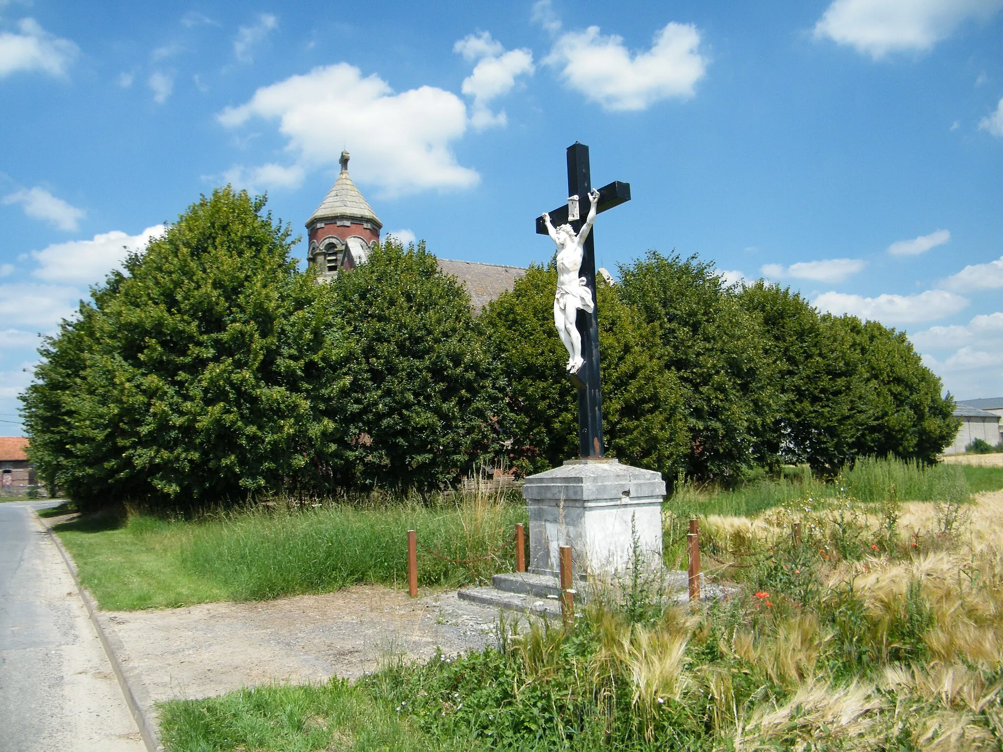 Photo showing: Calvaire, près de l'église Saint-Denis de Becquincourt, désacralisée, vendue à un particulier en 2007.