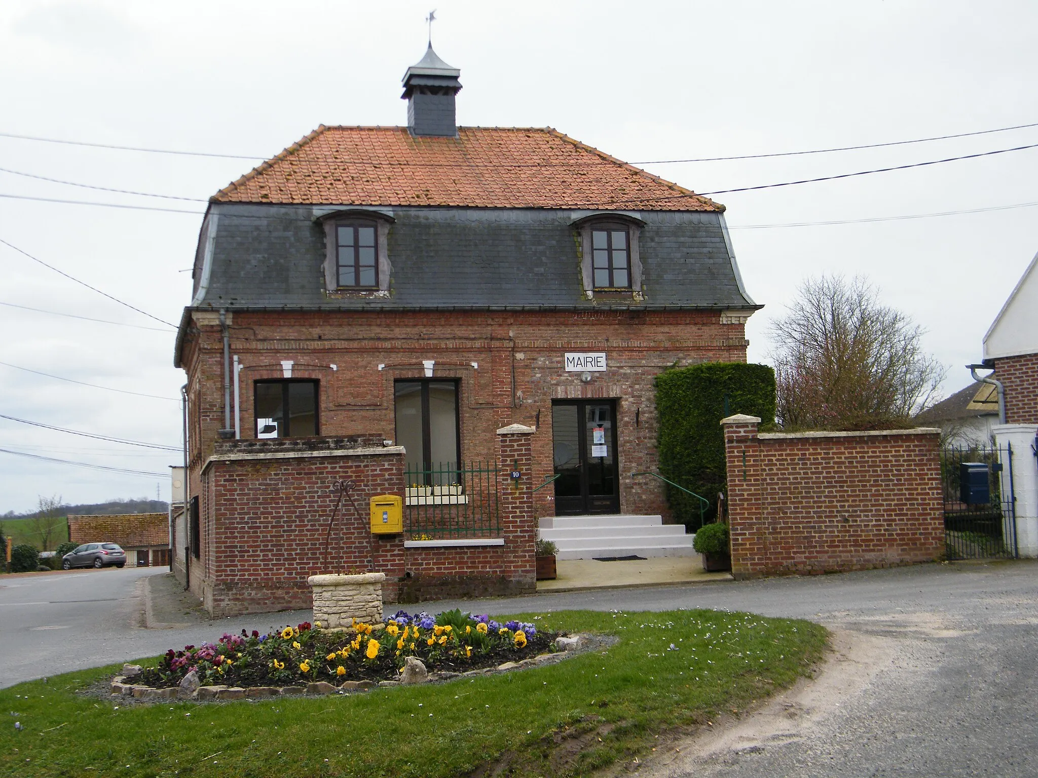 Photo showing: La mairie de Yonval, Somme, France et l'ancienne école.