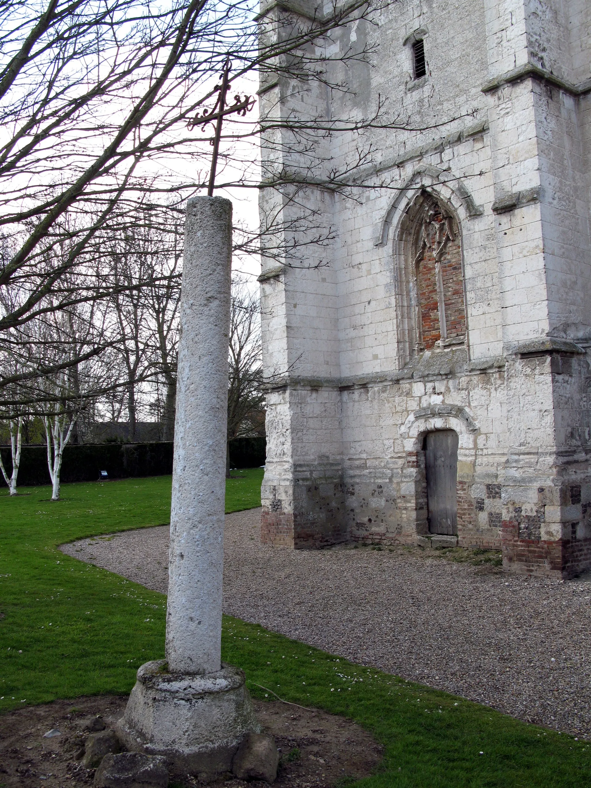 Photo showing: Franleu (Somme, France) -
La croix sur fût de pierre et le bas du clocher (côté Sud).