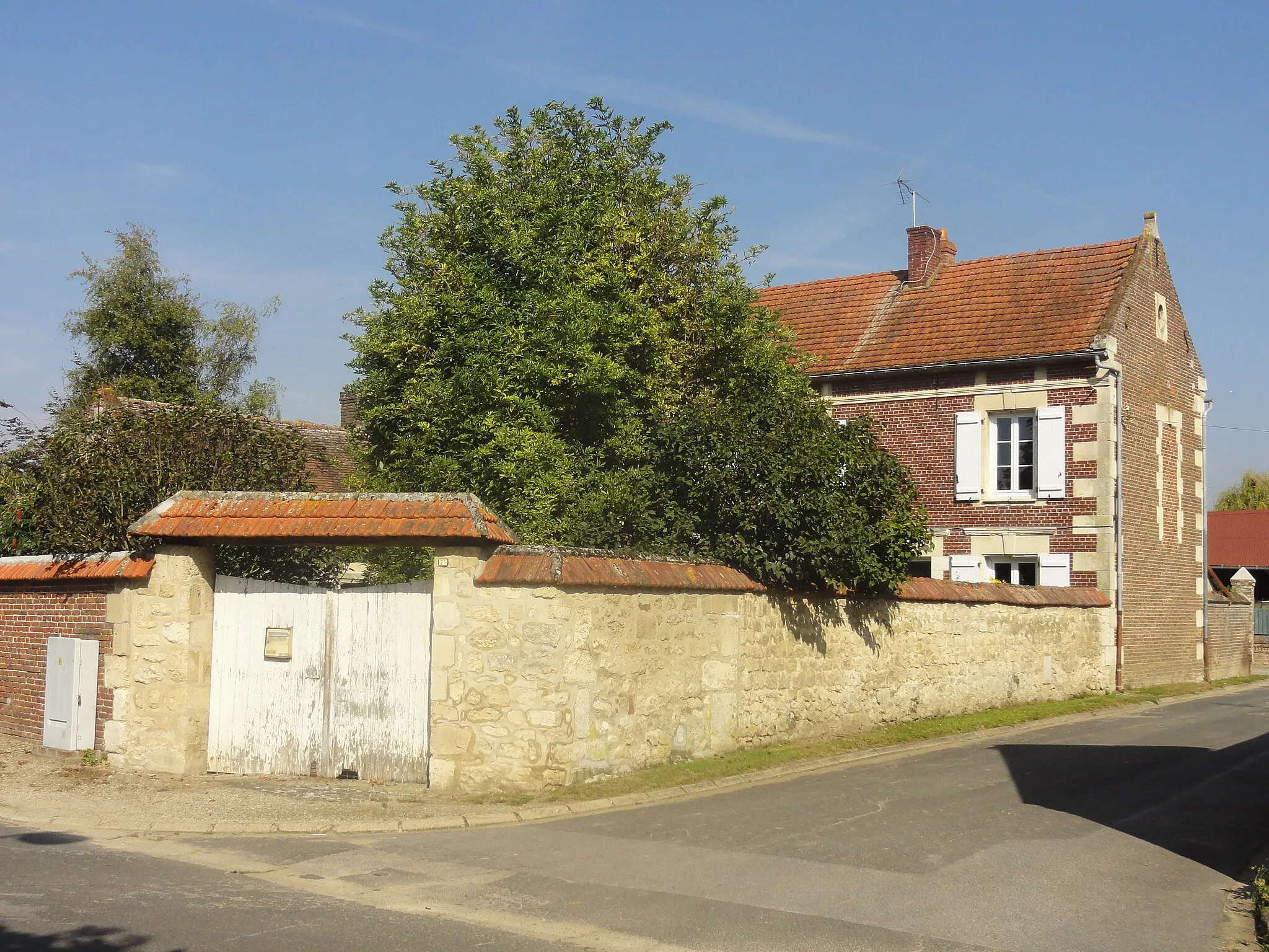 Photo showing: Rue de la Fontaine.