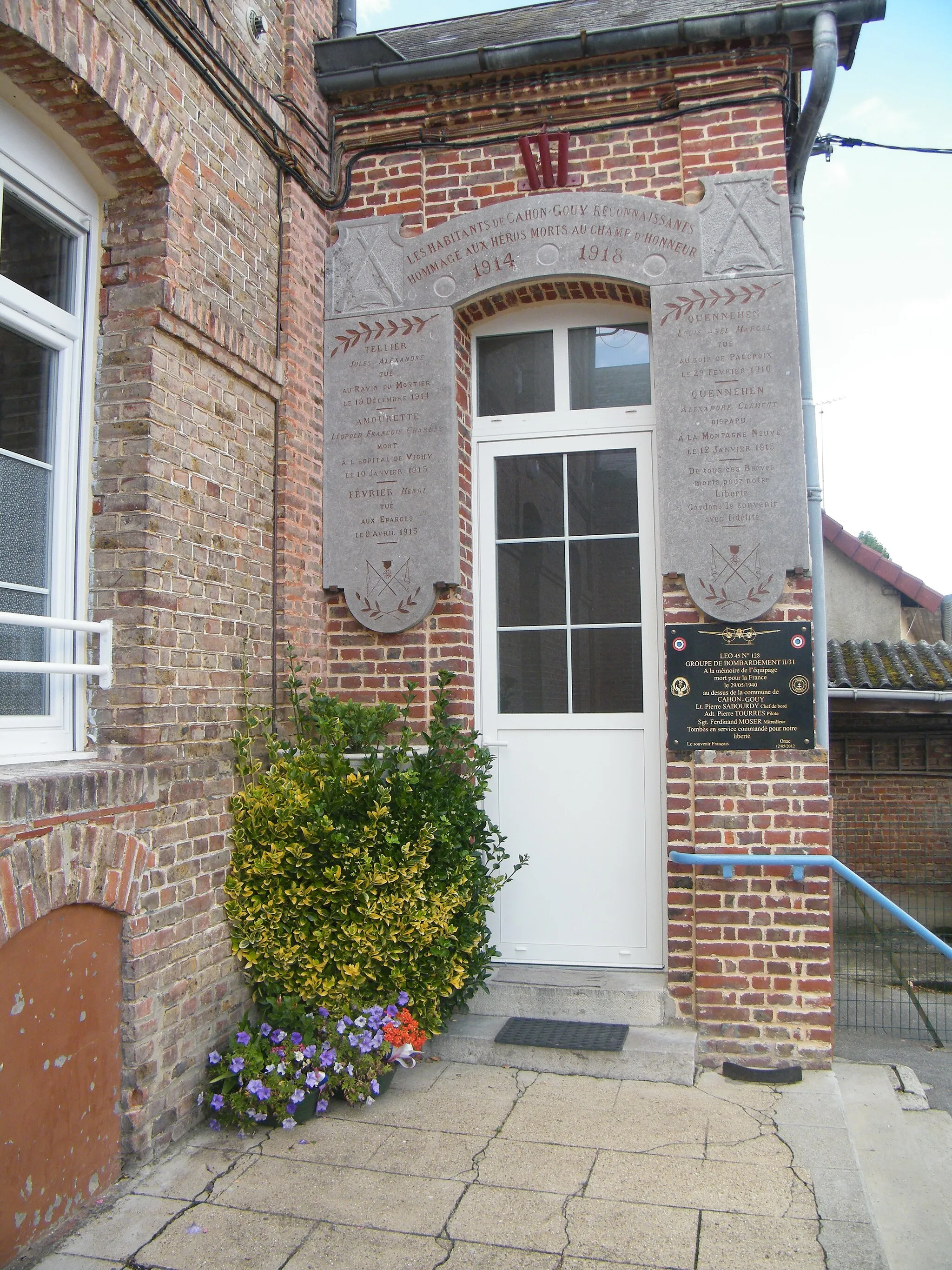 Photo showing: Cahon, Somme, France, hommage aux morts pour la patrie, cour d'école.