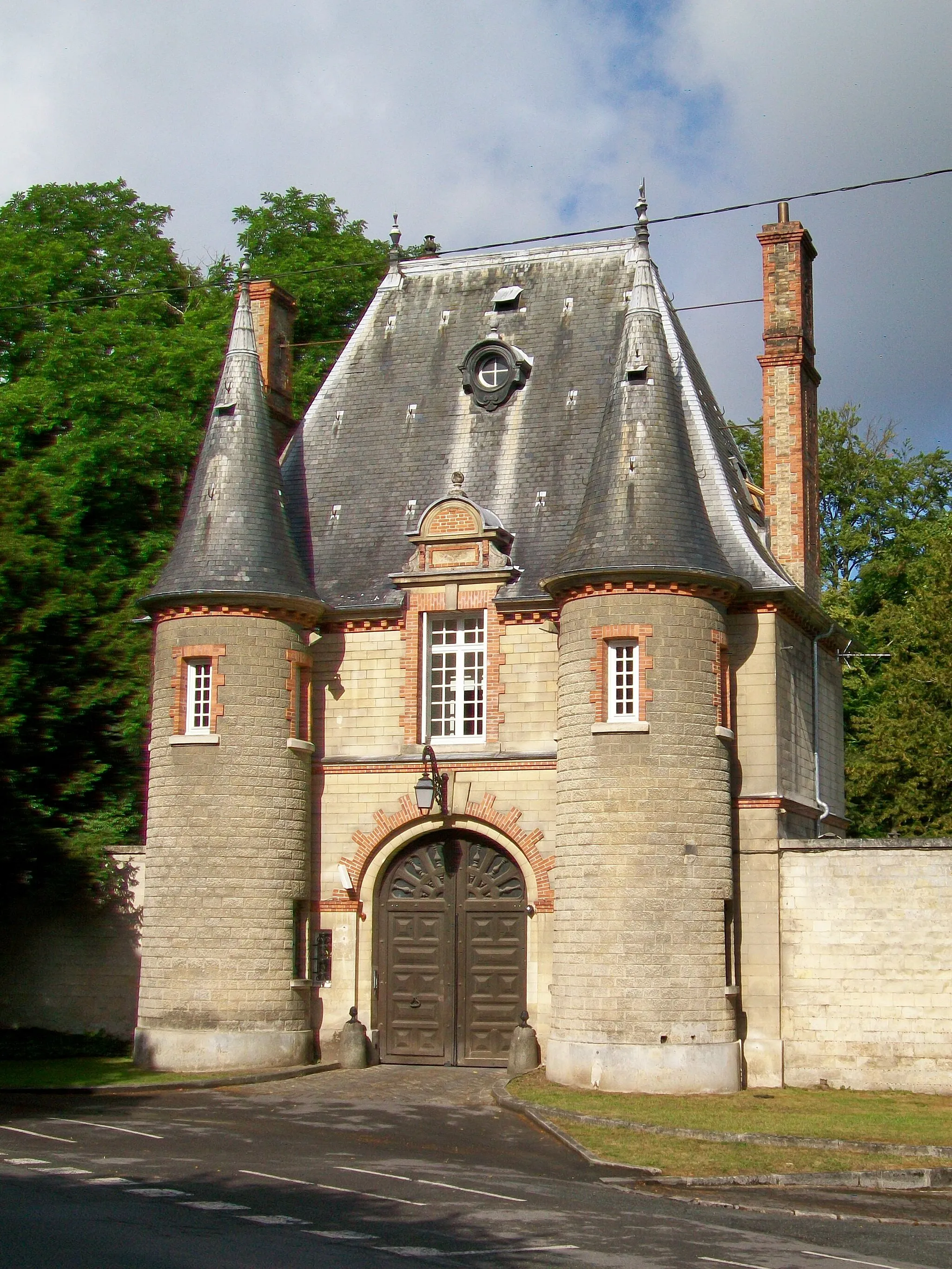 Photo showing: « Les Tourelles », porte d'entrée monumentale côté Chantilly, dans le style d'un château du XVIIe siècle, construit en 1880 par l'architecte Félix Langlais pour le baron de Rothschild. Les façades et toitures sont inscrits Monuments historiques depuis le 9 août 1999.