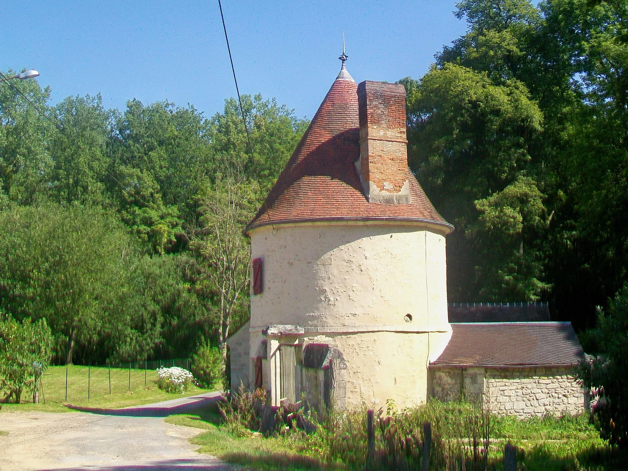 Photo showing: Vieille tour, chemin de la Tour ; il fait partie des éléménts inscrits par arrêté du 24 février 2004.