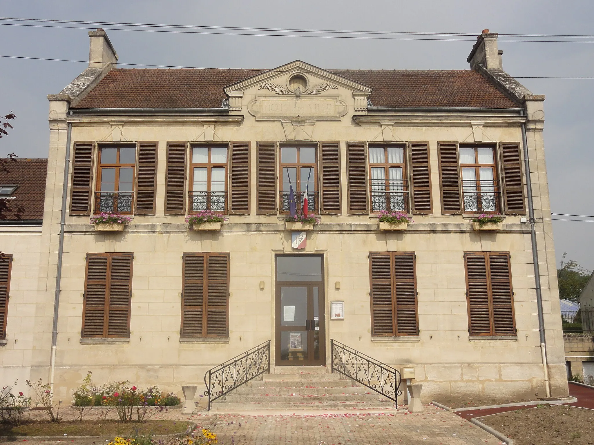 Photo showing: La mairie, rue Robert-Guerlin.
