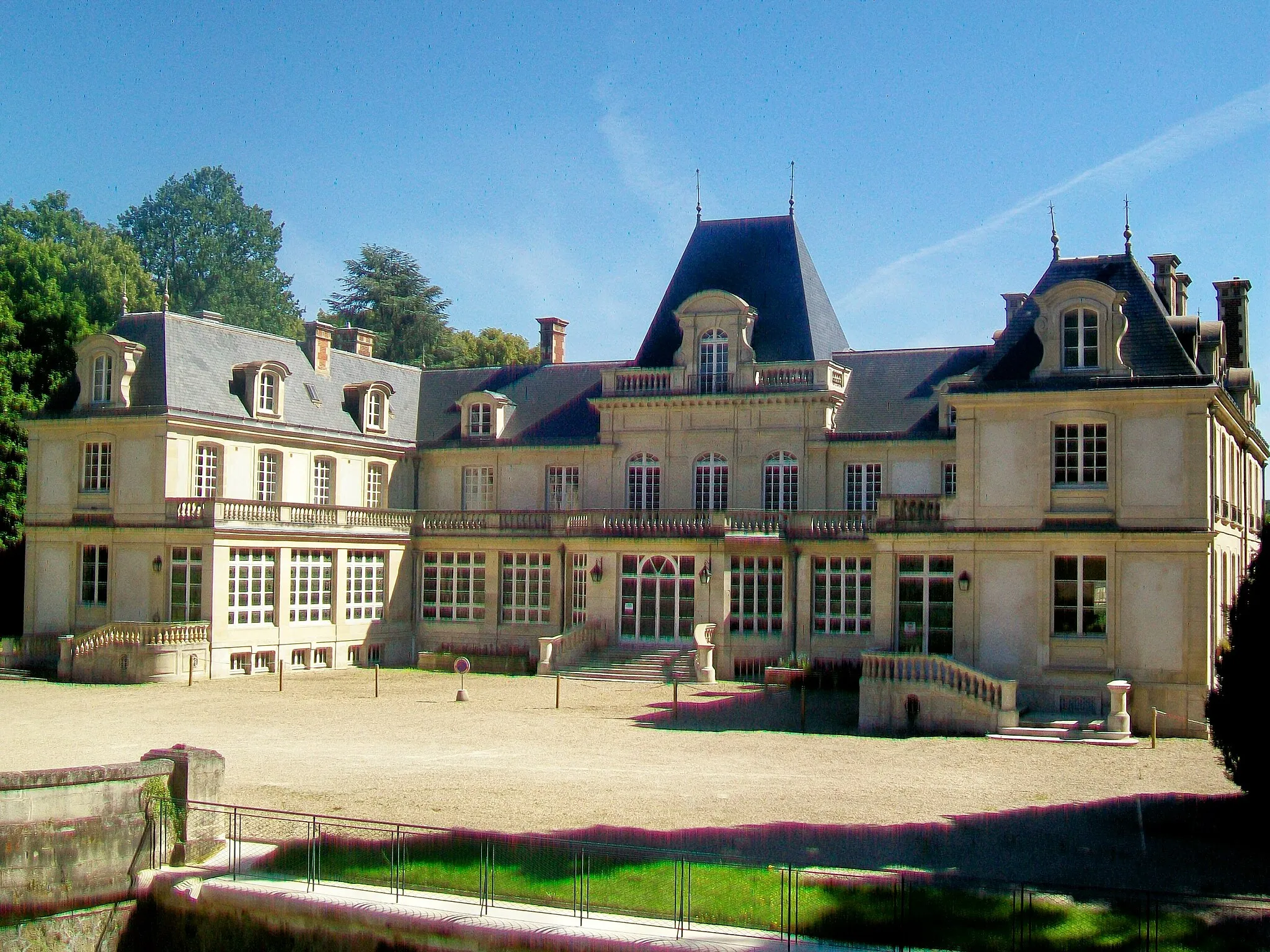 Photo showing: Le château de Monchy-Saint-Éloi, façade nord sur la rue_de_Caucriaumont (seule façade visible depuis la voie publique). Centre de formation pour les métiers des transports.