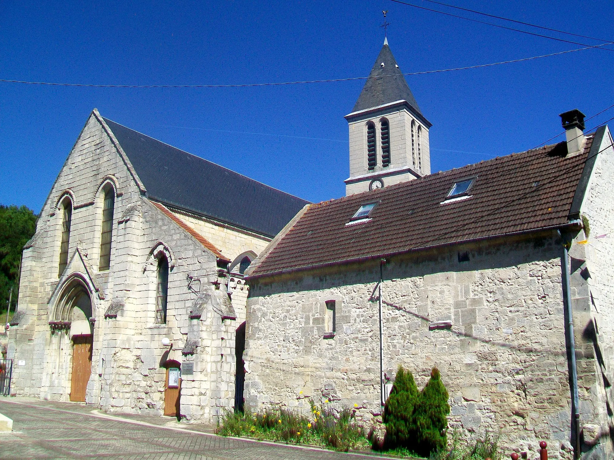 Photo showing: La façade occidentale et le portail ; le bâtiment à droite ne faisant pas partie de l'église.