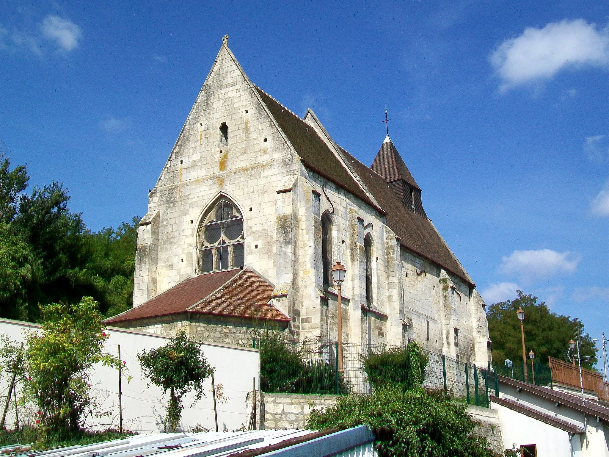 Photo showing: L'église Saint-Leufroy depuis l'est.
