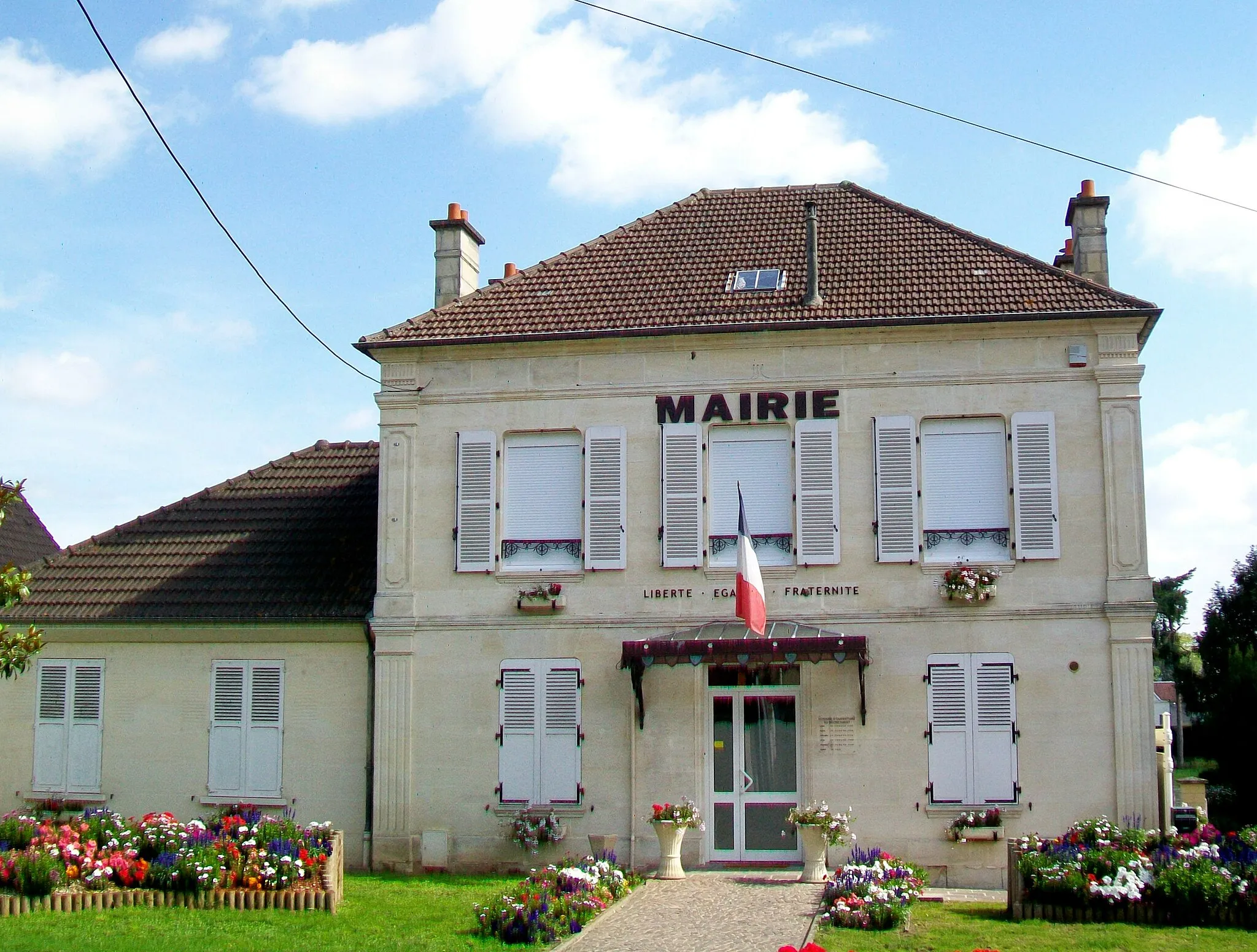 Photo showing: La mairie, rue Hubert-Grison.