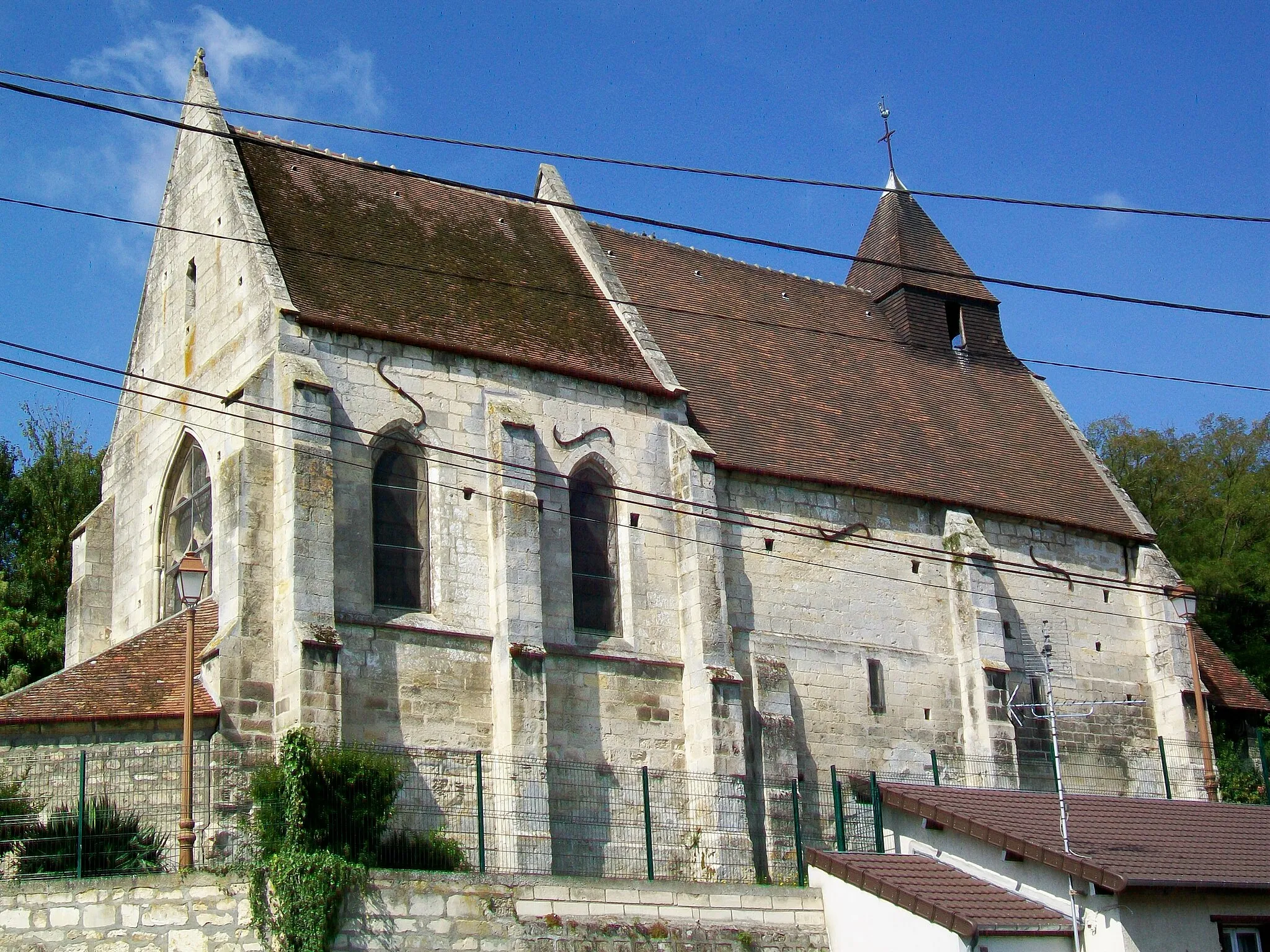 Photo showing: L'église Saint-Leufroy depuis le nord-est.