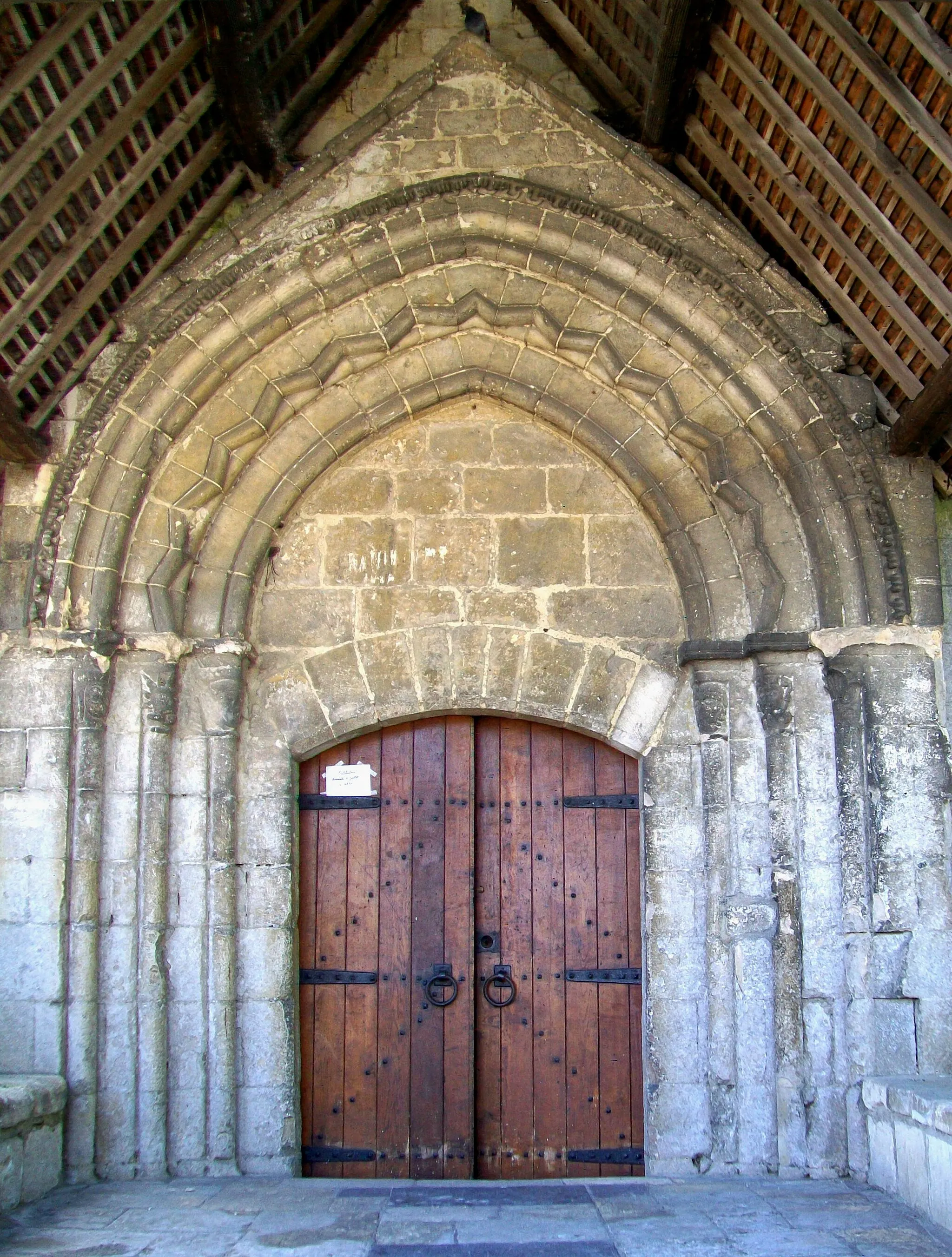 Photo showing: Le portail de l'église Saint-Leufroy.