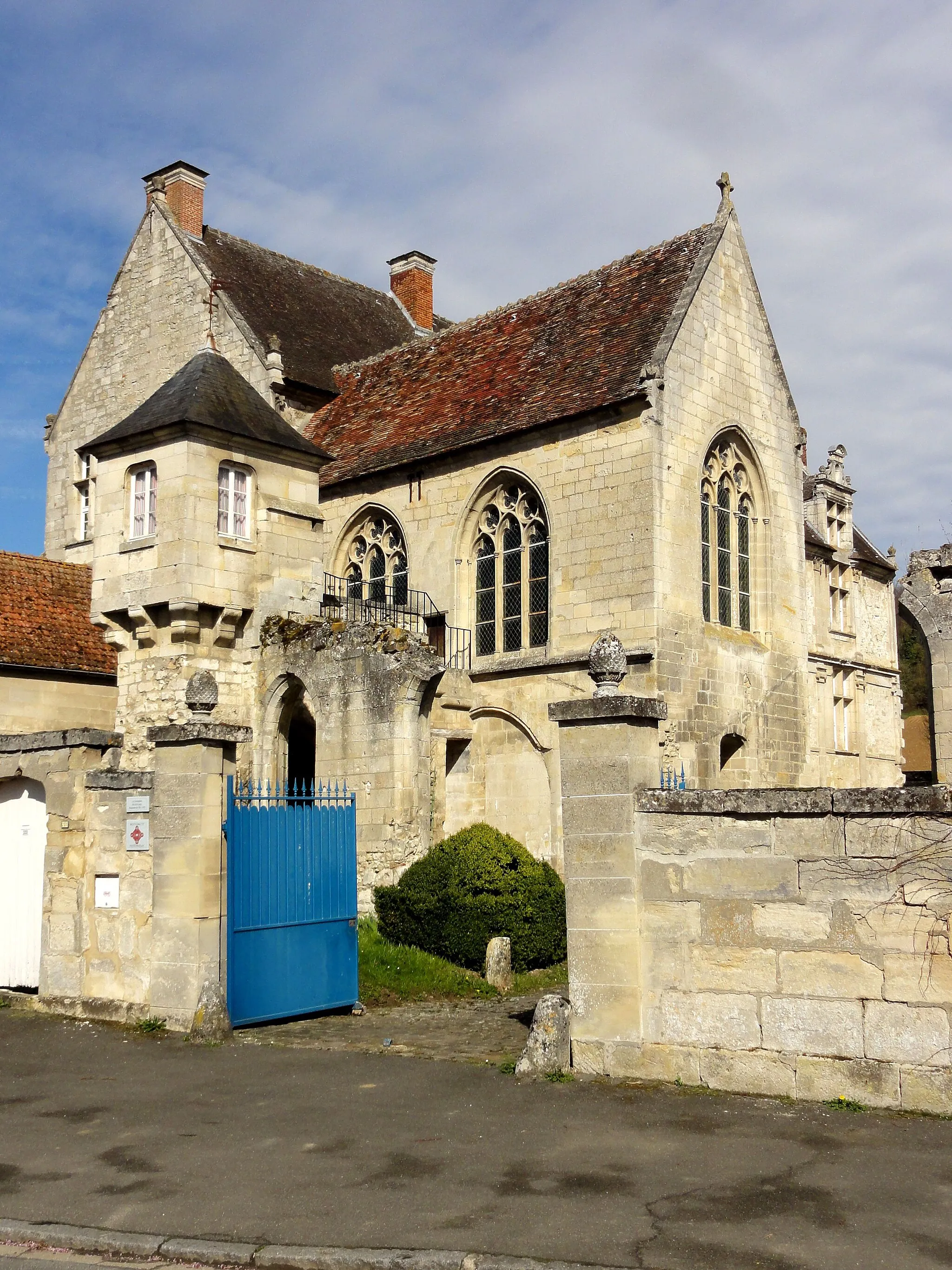 Photo showing: Portail, tourelle et chapelle.