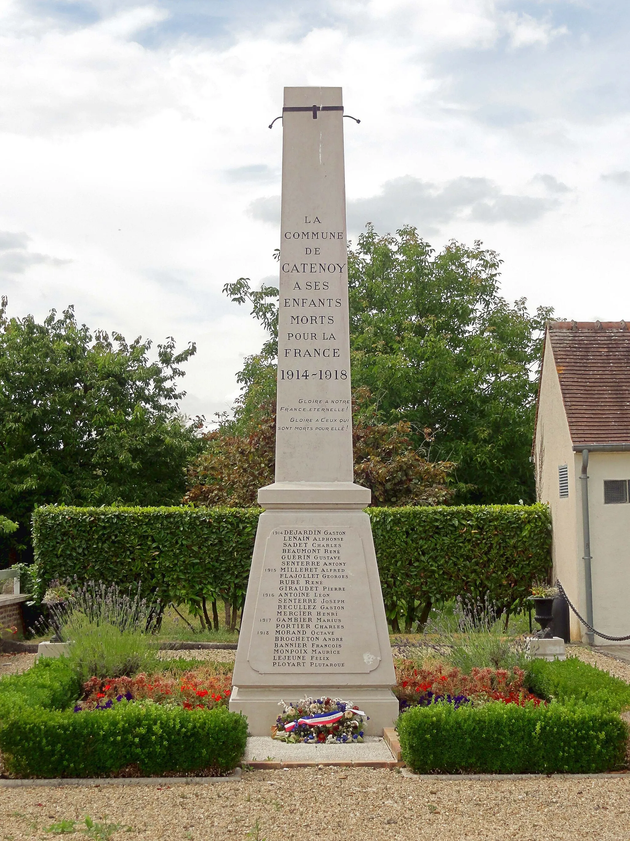 Photo showing: Monument aux morts, route de Liancourt.