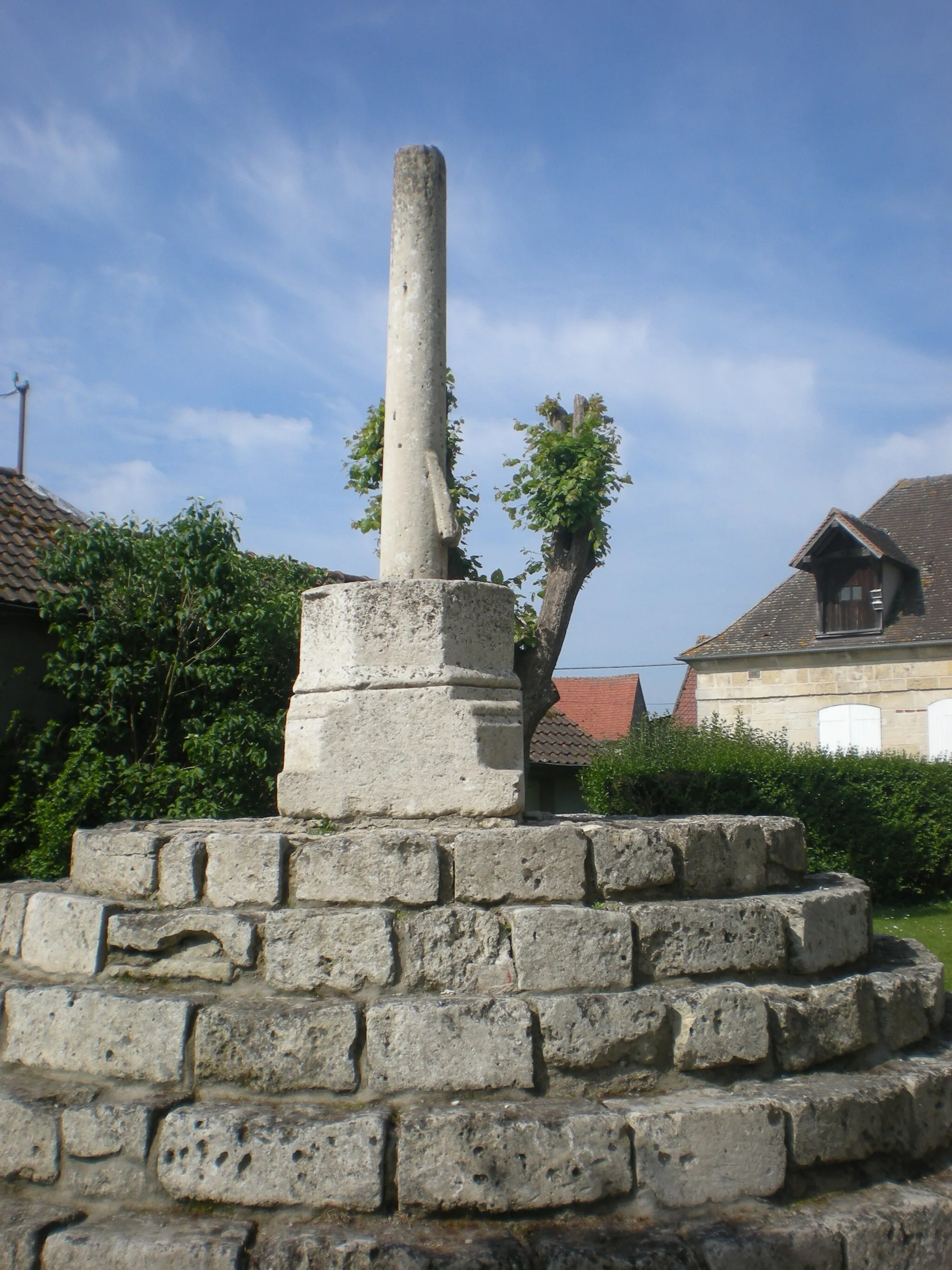 Photo showing: Calvaire en pierre de Cambronne-lès-Clermont