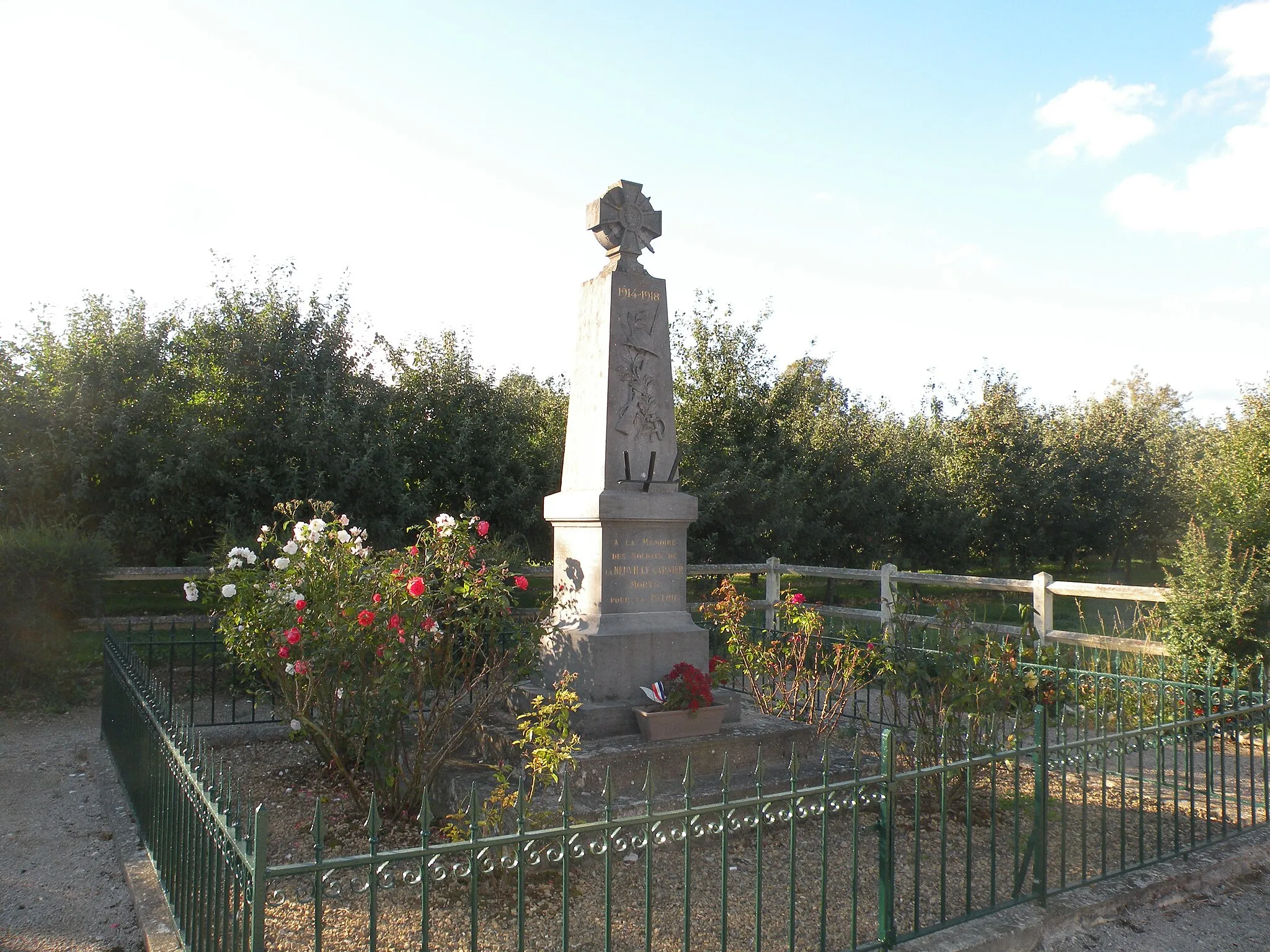 Photo showing: monuments aux morts de La Neuville-Garnier