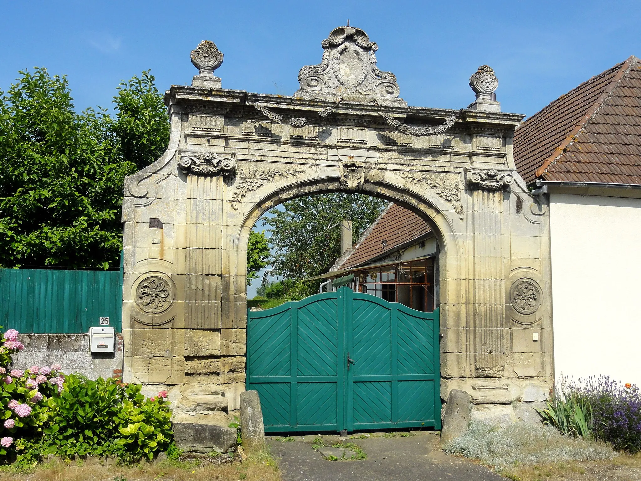 Photo showing: Porte, 25 rue du Moulin.