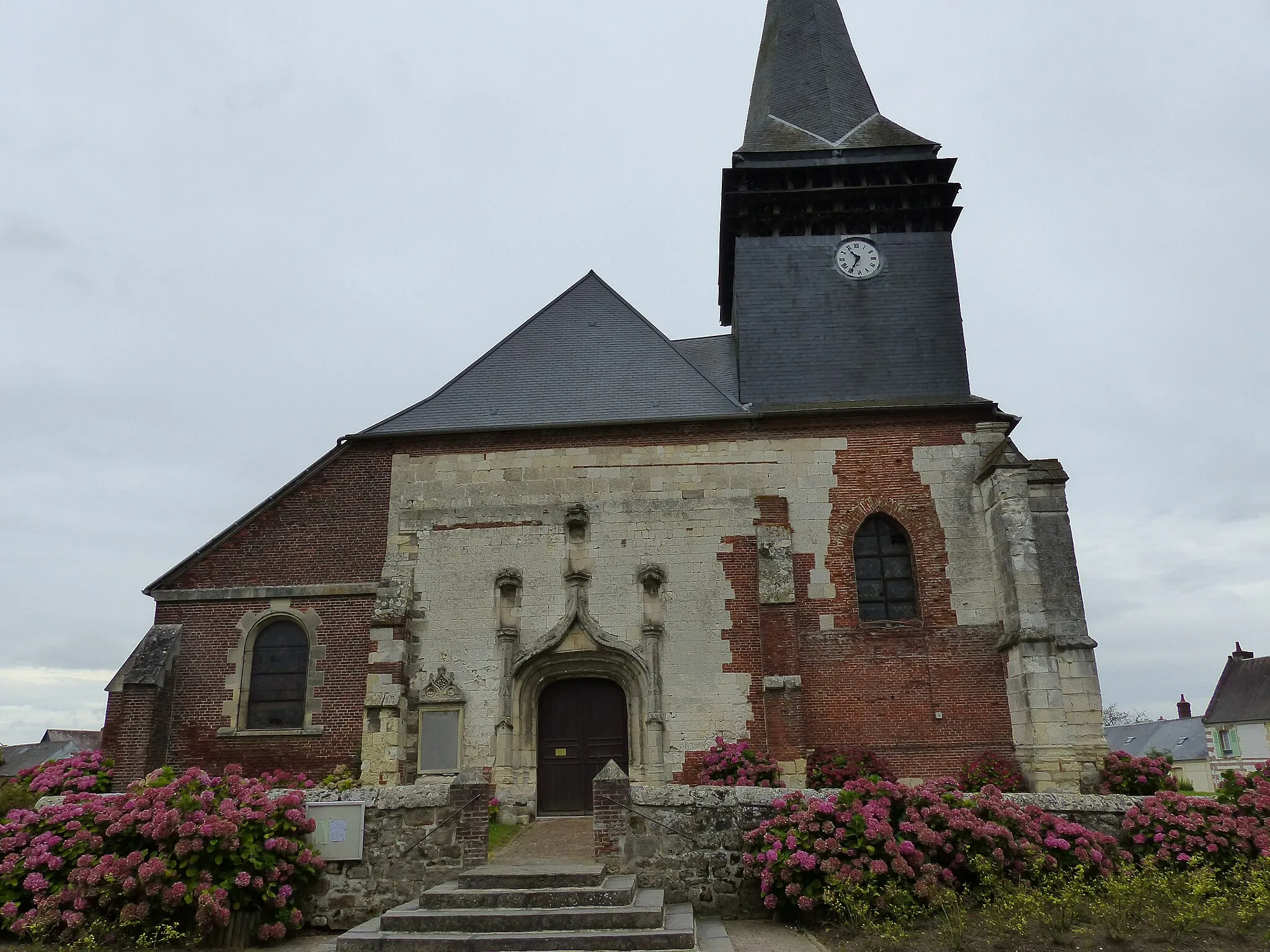 Photo showing: Façade de l'église paroissiale Saint-Simon et Saint-Jude  de Wavignies