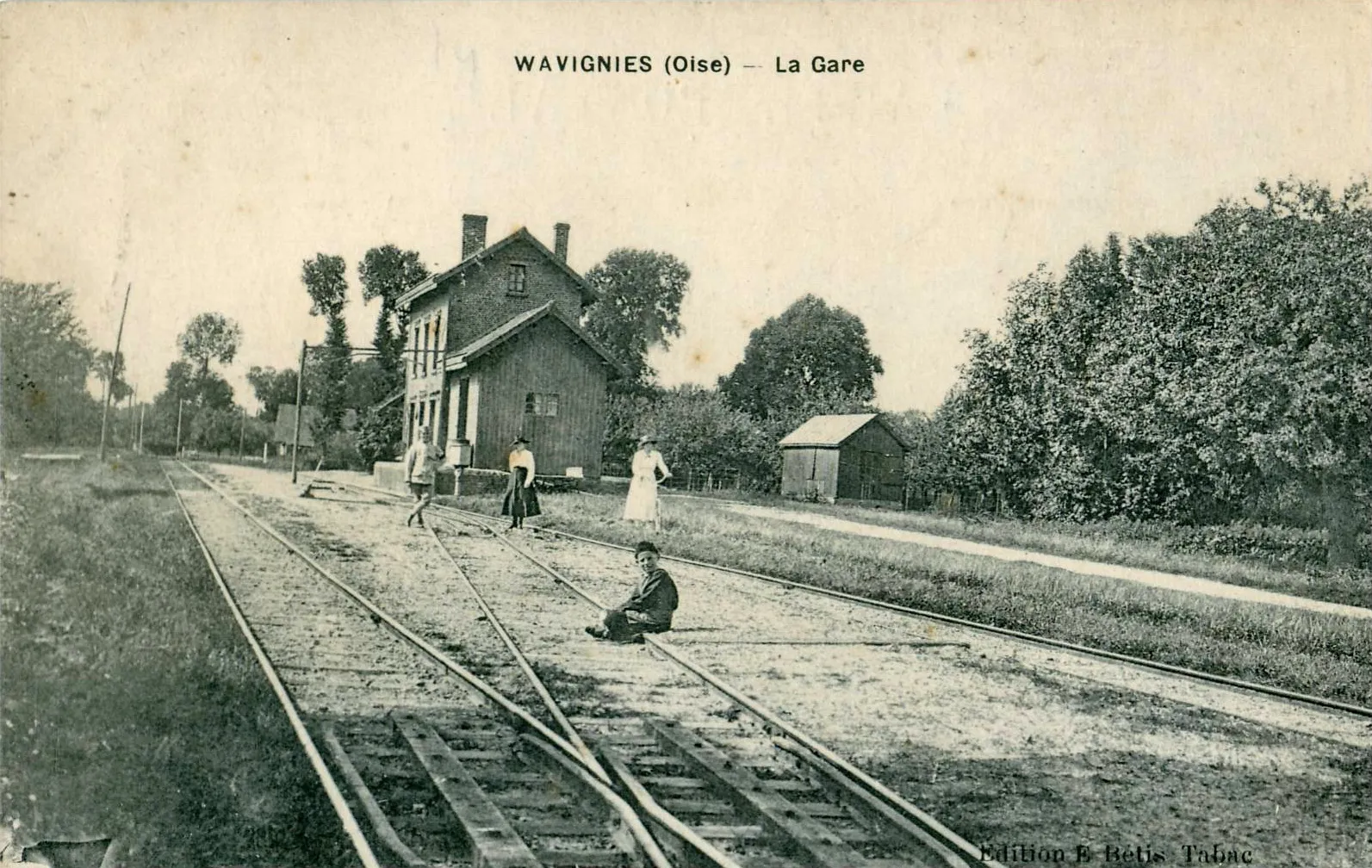 Photo showing: Carte postale éditée par E. Bétis, Tabac : WAVIGNIES - La Gare Il s'agit d'une gare de la ligne de chemin de fer secondaire à voie métrique Ligne Estrées-Saint-Denis - Froissy - Crèvecœur-le-Grand