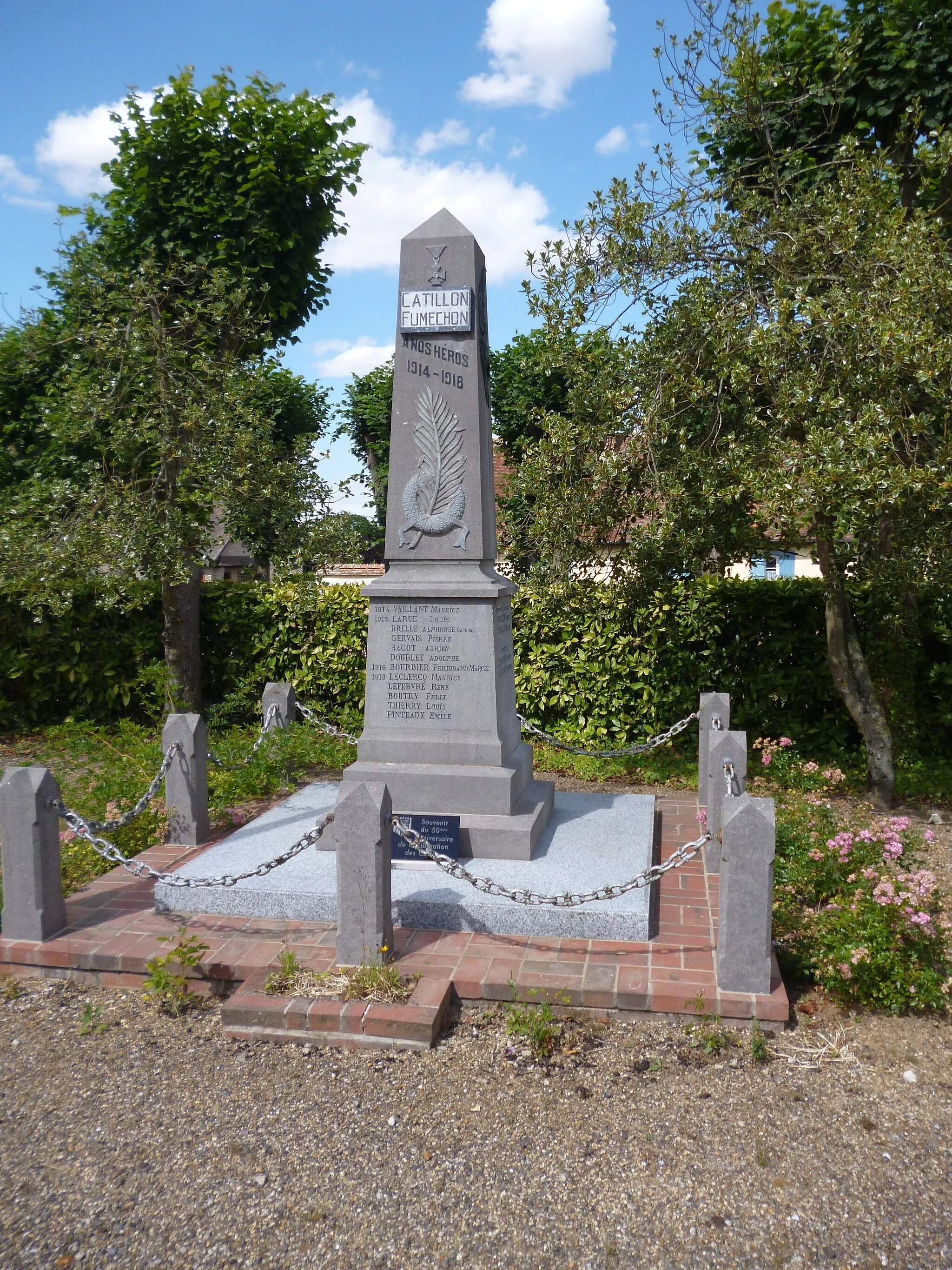 Photo showing: Monument aux morts de la commune de Catillon-Fumechon (Oise).