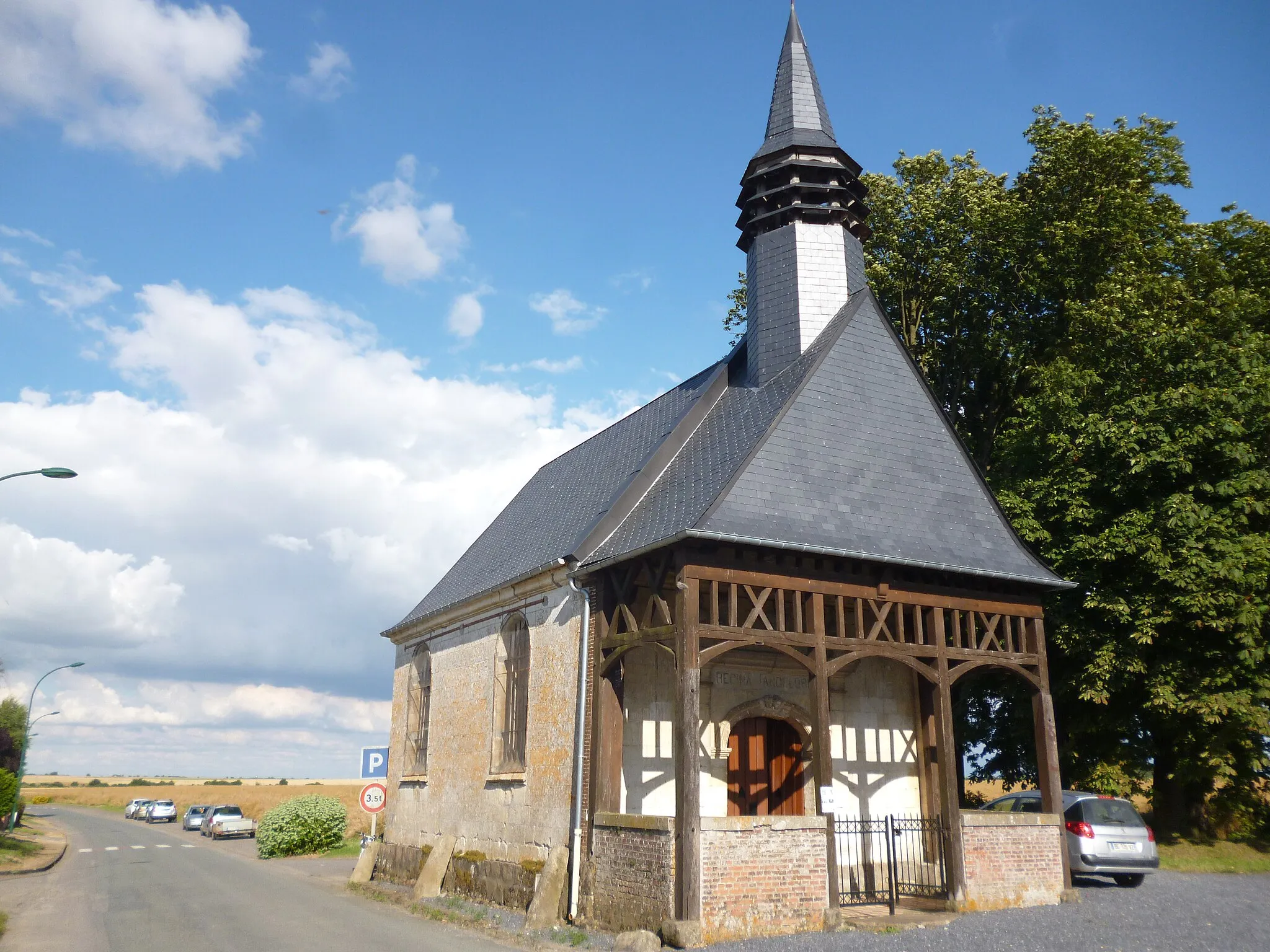Photo showing: La Chapelle Notre-Dame-du-Bon-Secours, située sur la commune de Gannes (Oise), pendant la Neuvaine, le 14 juillet 2016.