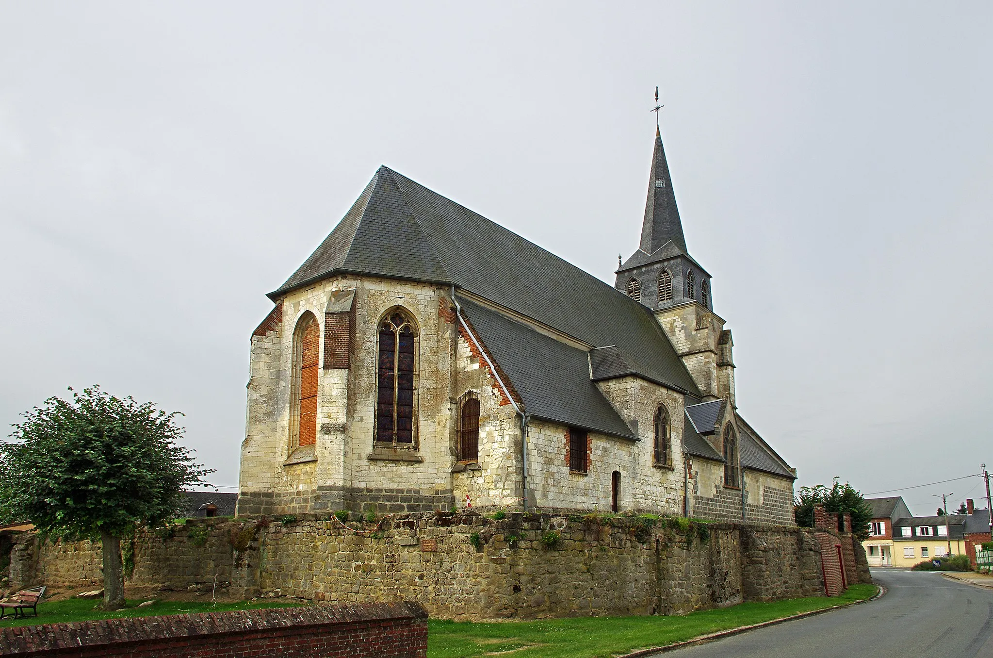 Photo showing: Église Saint-Denis.
L'église du XVIe siècle, terminée en 1547, se dresse au milieu d'un ancien cimetière clos de murailles.
L'église a été construite sur une motte fortifiée.
La guerre de cent ans avait débuté par la conquête du nord de la France par les Anglais. Les Anglais qui avaient investi Gannes installèrent des canons sur une butte fortifiée au centre du village. Les murs d'enceinte de l'ancien cimetière sont ceux de la canonnière. Certains font dériver de "gun" le nom de Gannes. C'est peu probable, le nom de Gane étant déjà cité au XIIe siècle.
L'église est connue chez les historiens de Saint-Vincent-de-Paul. En effet, saint-Vincent de Paul s'y rendit en janvier 1617, alors qu'il résidait au château de Folleville, dans la famille de Gondi. Vincent de Paul qui fit ses études à Toulouse était monté à Paris et entré au service de la famille Gondi comme précepteur des enfants. Il accompagnait la famille de Gondi dans leurs résidences de province, et en particulier à Folleville, à deux lieues de Gannes.
En janvier 1617, alors qu'il résidait à Folleville, on le vint prier d'aller à Gannes pour confesser un paysan qui était dangereusement malade. Il se rendit au chevet du moribond avec Madame de Gondi. 
"Ha Madame! lui dit le malade, j'étais damné si je n'eusse fait une confession générale à cause de plusieurs gros péchés, dont je n'avais osé me confesser." Il finit sa vie après trois jours à l'âge de 60 ans devant son salut à Monsieur Vincent.
Se rendant compte du manque de prêtre pour desservir les campagnes, St-Vincent de Paul créa à l'occasion de cet incident, la congrégation des prêtres de la Mission. C'était une secte de prêtres missionnaires qui se rendaient partout où les villageois n'étaient pas ou mal évangélisés.
(D'après Gannes, le village et son patrimoine de monsieur Thierry Van Gasse)

Church of St. Denis.
The church is of the sixteenth century. It was built in the middle of an ancient cemetery, enclosed by walls.
The church was built on a fortified mound.
The Hundred Years' War began with the conquest of northern France by the English. The English, who had invested Gannes, installed guns on a fortified hill in the center of the village. The walls of the old cemetery are those of the gun battery. Some are derived from "gun" the name of Gannes. It is unlikely the name Gane being cited in the twelfth century.
The church is known among historians of St. Vincent de Paul. Indeed, St. Vincent de Paul went there in January 1617, while residing at the castle of Folleville in the Gondi family. Vincent de Paul, who was educated at Toulouse was up to Paris and joined the Gondi family as tutor to the children. He accompanied the Gondi family in their homes in the provinces, and in particular Folleville, seven miles from Gannes.
In January 1617, while residing in Folleville, we came to pray to go to confession Gannes for a peasant who was dangerously ill. He went to the bedside of the dying man, with Madame de Gondi.
"Mrs. Ha! Said the sick, I was damned if I had not made ​​a general confession because of several great sins, which I had not dared to confess." He ended his life after three days at the age of 60 years before his salvation to Mr. Vincent.
Realizing the lack of priests to serve the country, St. Vincent de Paul created during this incident, the Congregation of the Priests of the Mission. It was a sect of missionary priests who went wherever the villagers were not or poorly evangelized.

(According Gannes, the village and its heritage of Mr. Thierry Van Gasse)