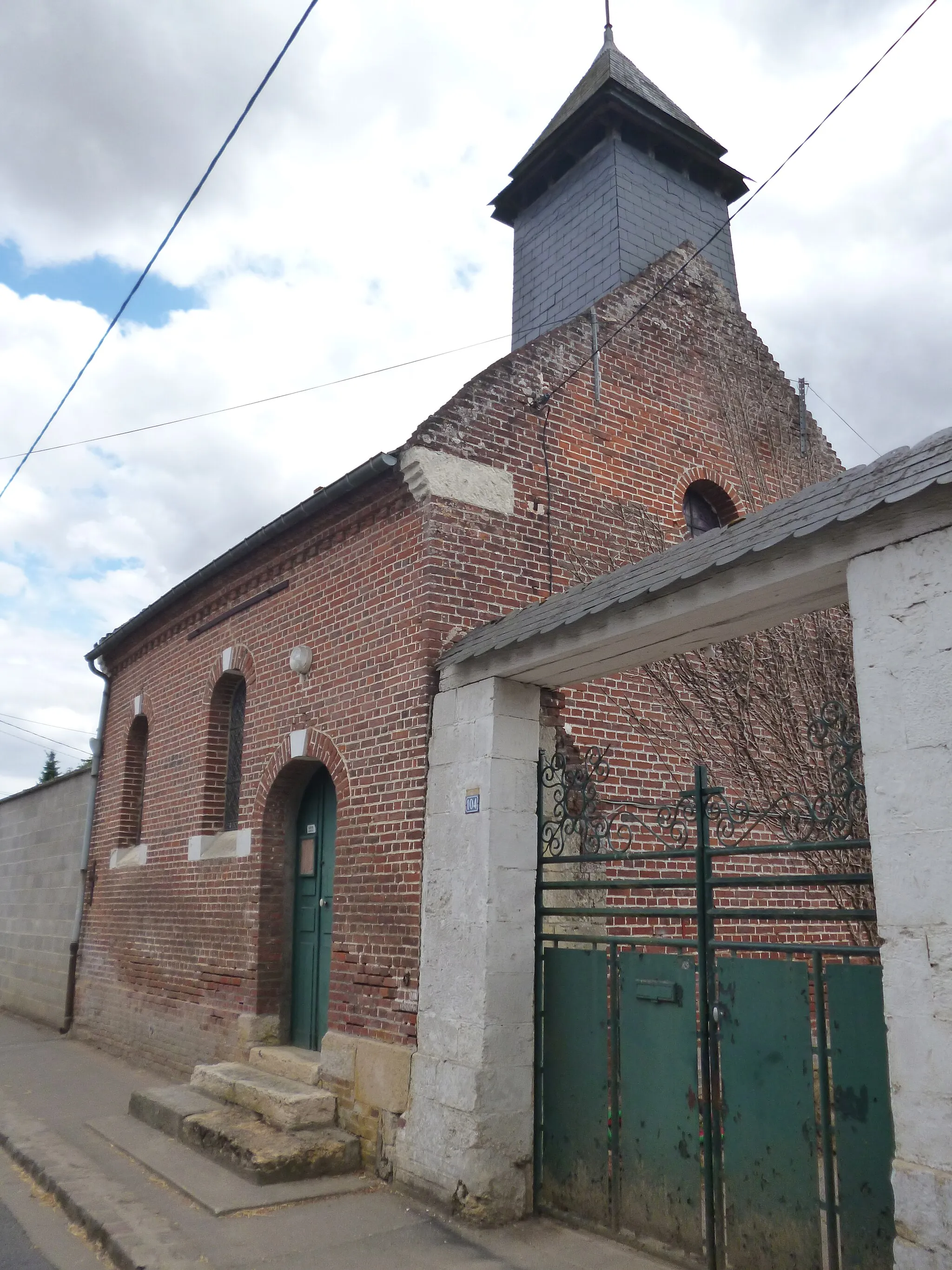 Photo showing: Eglise dans le hameau d'Hédencourt, dans la commune de Saint-André-Farivillers (Oise), avec repère de nivellement.