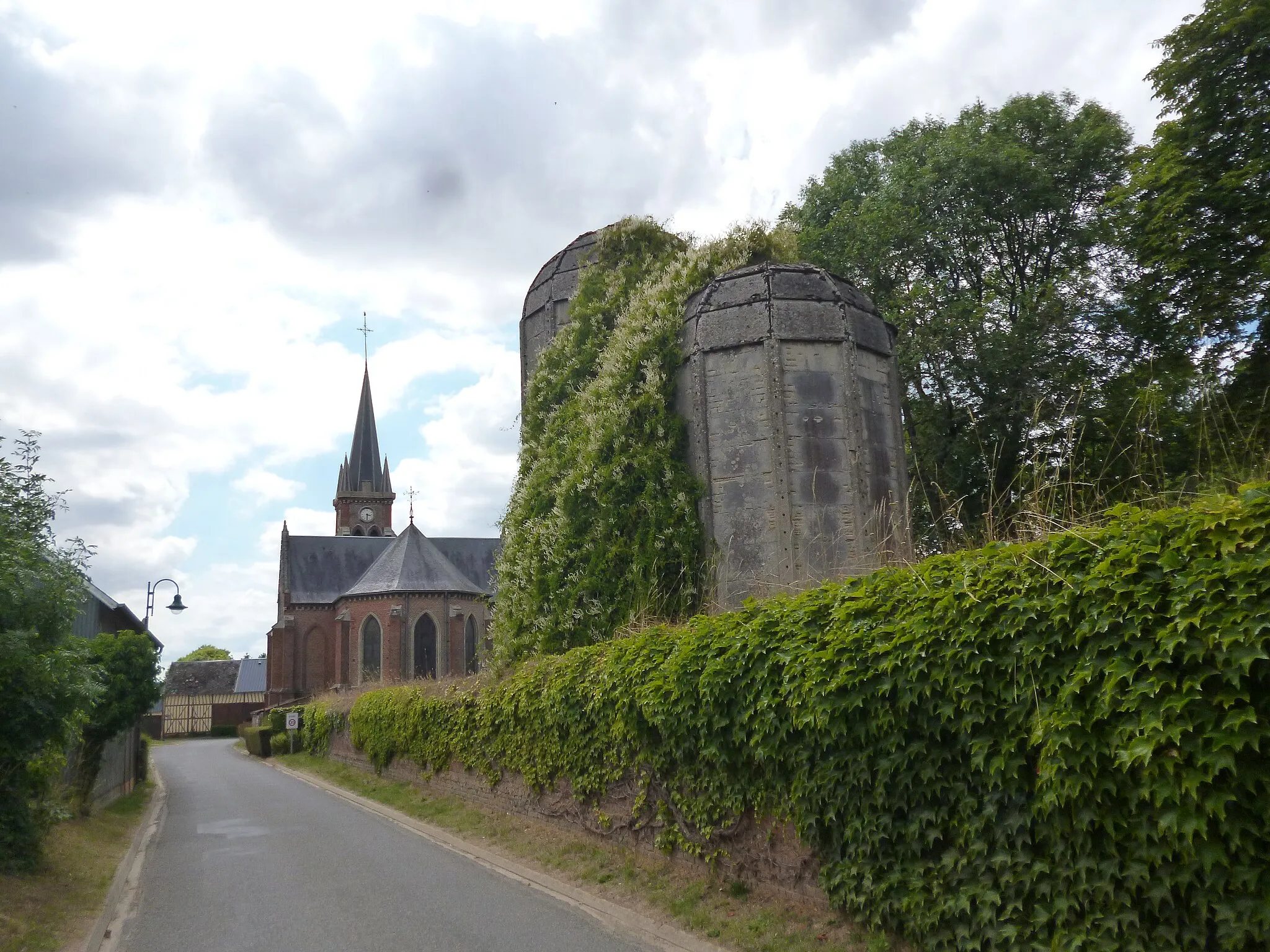 Photo showing: Eglise Saint-Denis et silo, situés à Beauvoir (Oise).