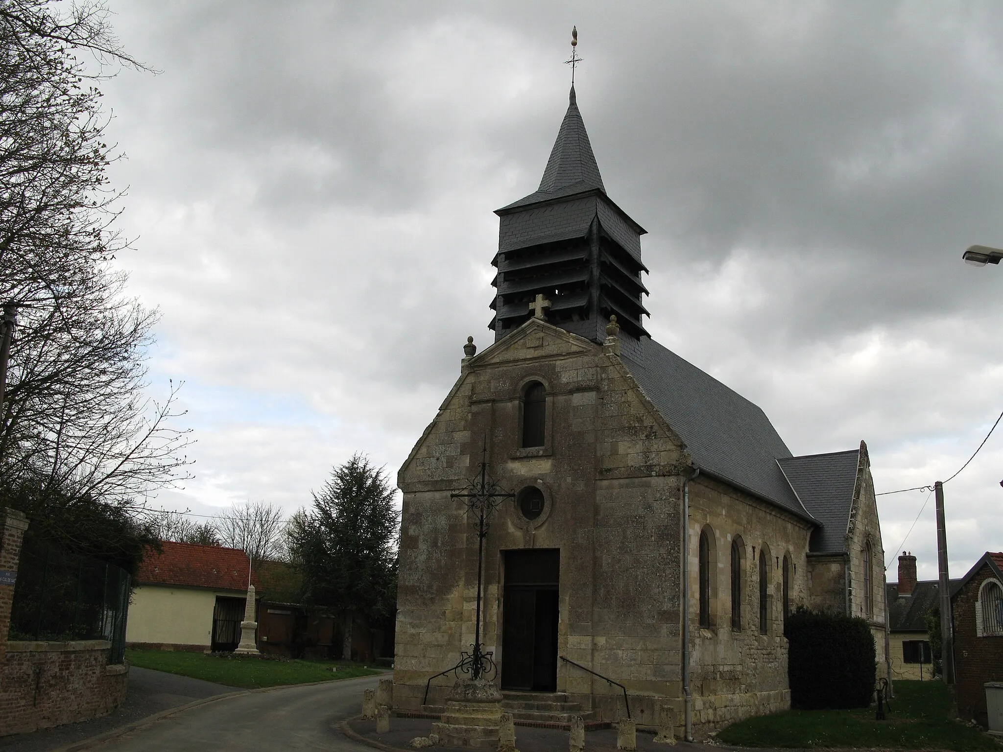 Photo showing: Tartigny (Oise, France) -
L'église et le monument-aux-morts...
.
