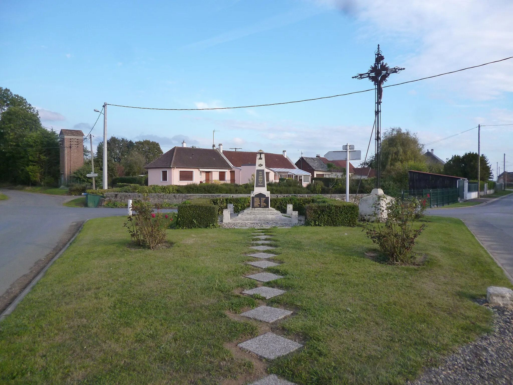 Photo showing: Le monument aux morts et un calvaire de la commune de Sérévillers (Oise).