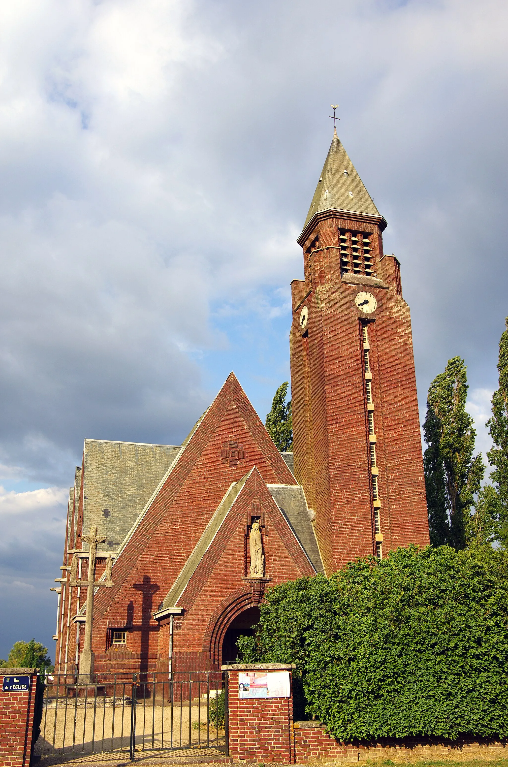Photo showing: Beuvraignes (Somme, France) -
L'église.

L'ombre du calvaire dressé devant à gauche de l'édifice se projette sur la façade.