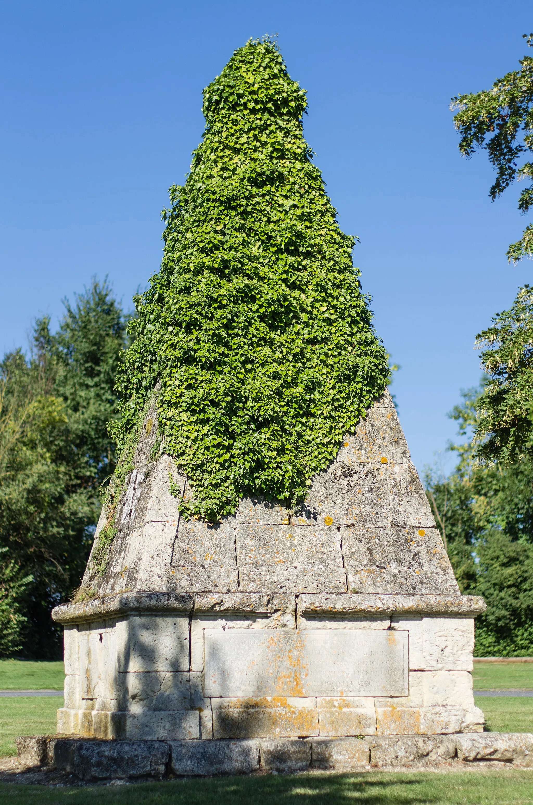 Photo showing: This building is indexed in the base Mérimée, a database of architectural heritage maintained by the French Ministry of Culture, under the reference PA00114705 .